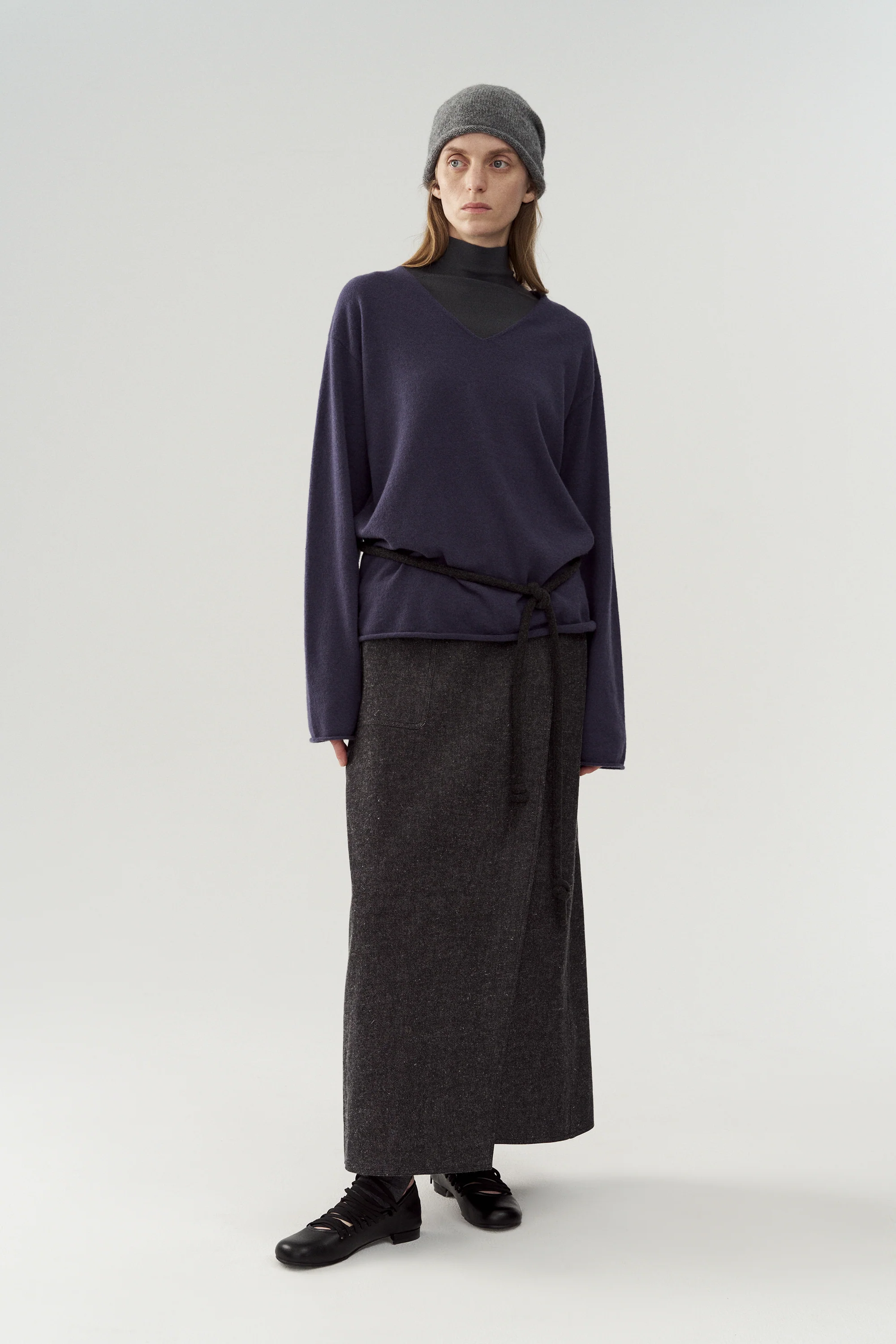 V-neck Slightly Loose Knit Top - Image 11