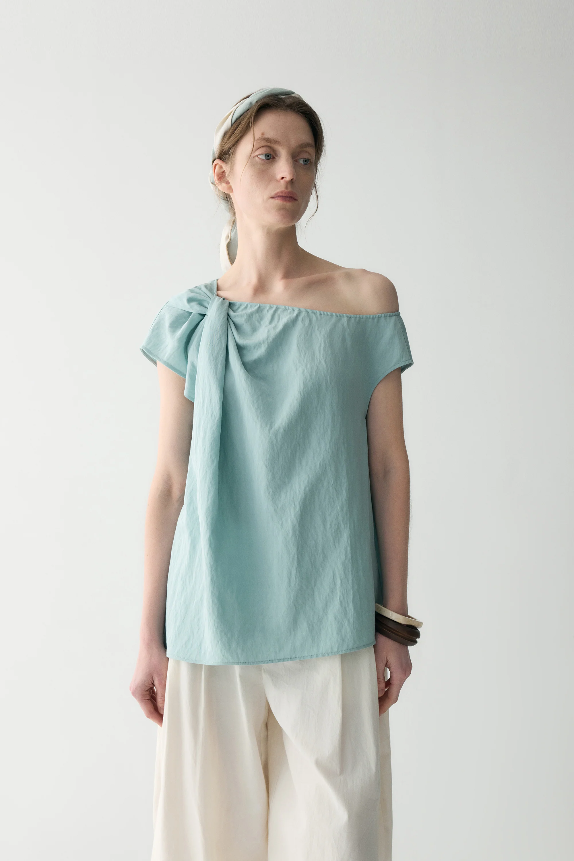 Asymmetric Knotted Top