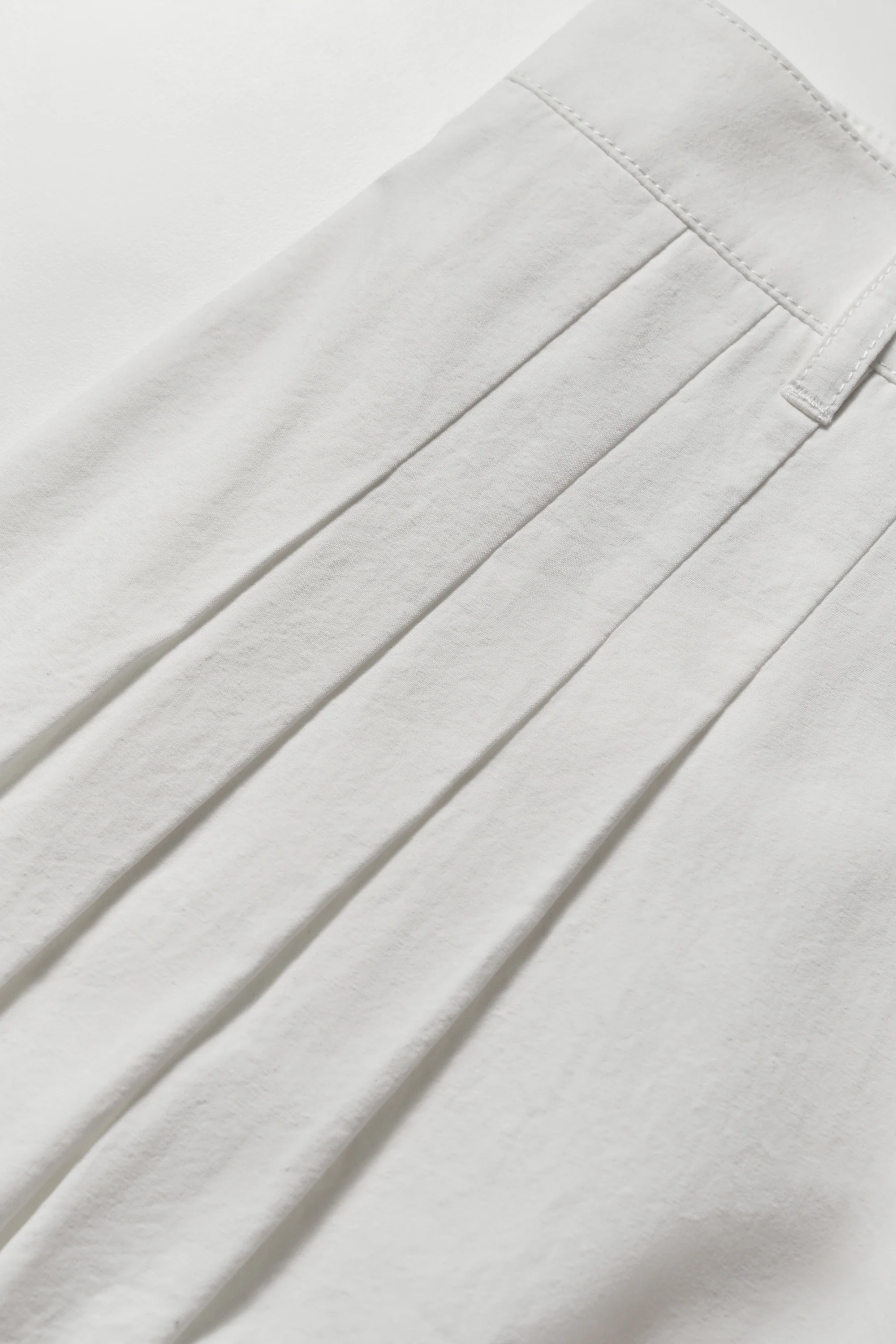 Cotton Pleated Curved Pants - Image 15