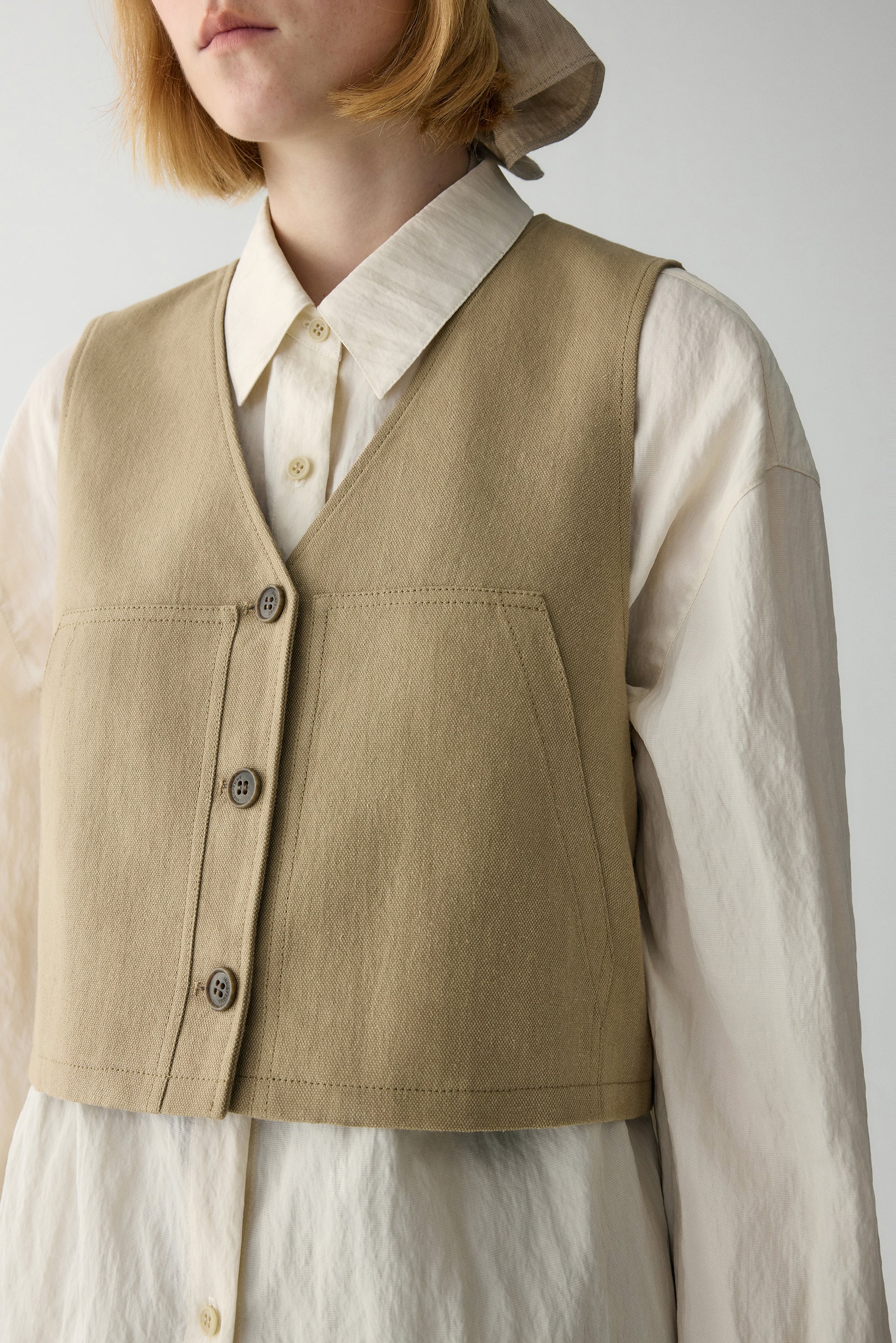 Linen Cropped Vest - Image 10