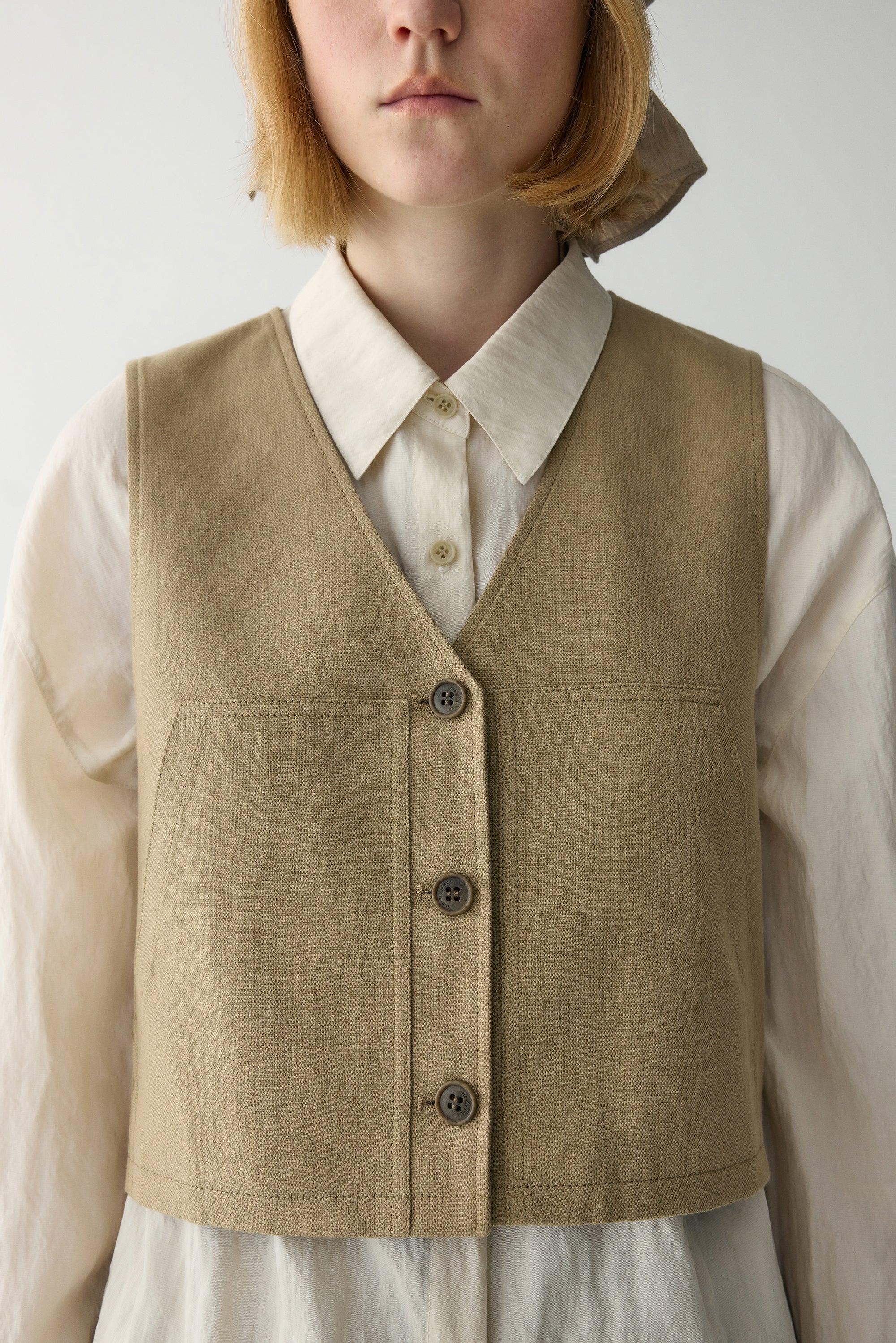 Linen Cropped Vest - Image 9