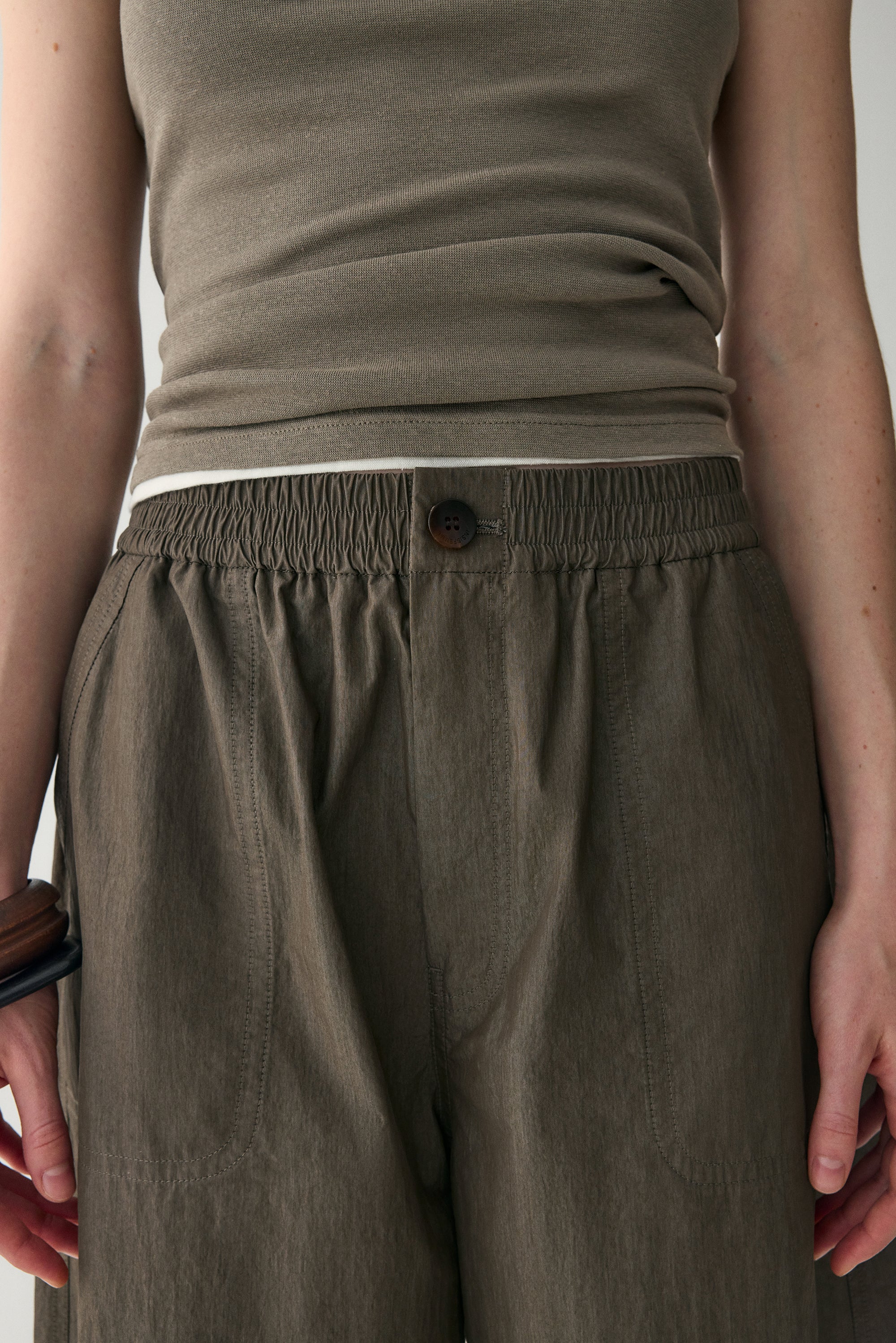 Off-Duty Curved Pants - Image 10