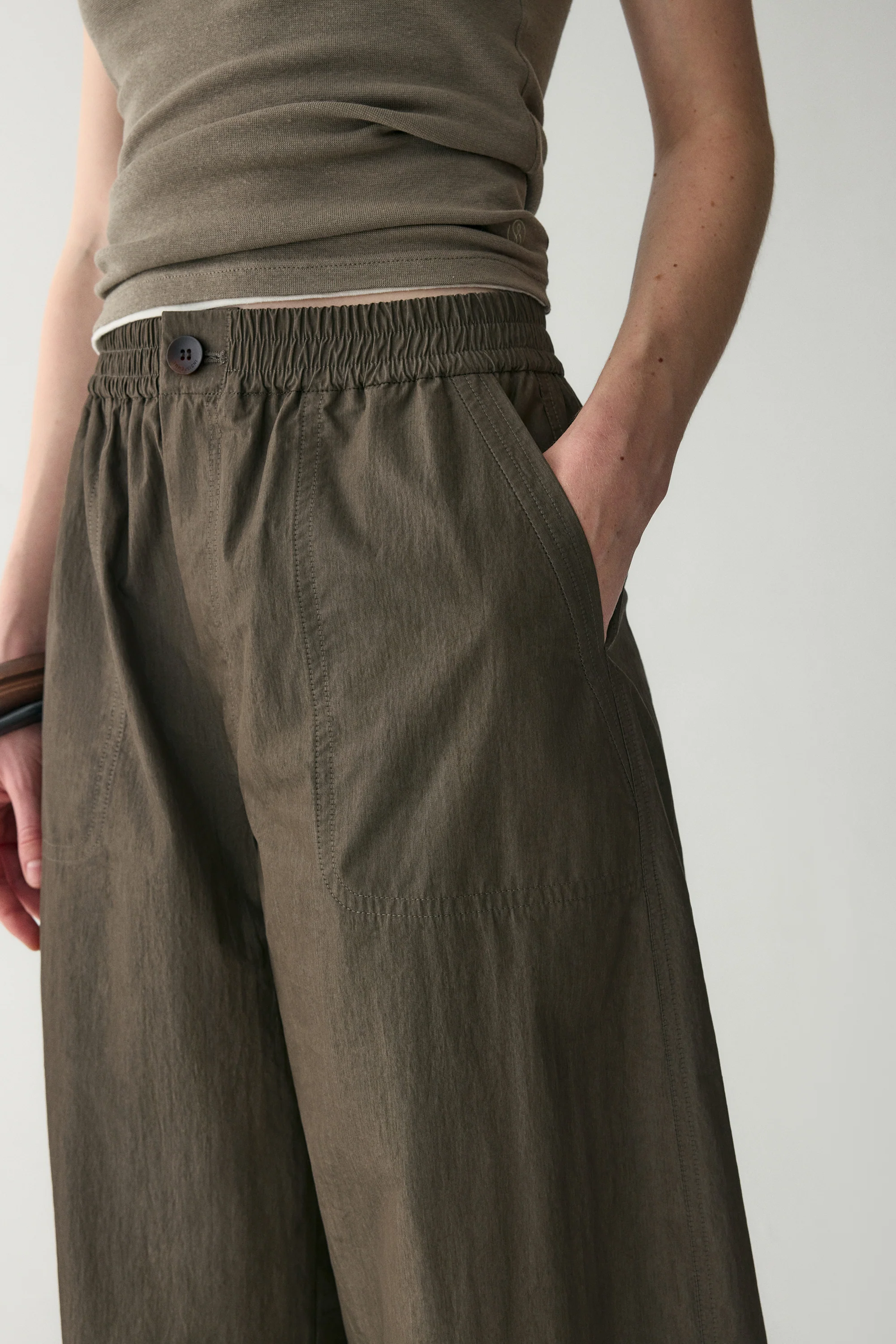 Off-Duty Curved Pants - Image 11