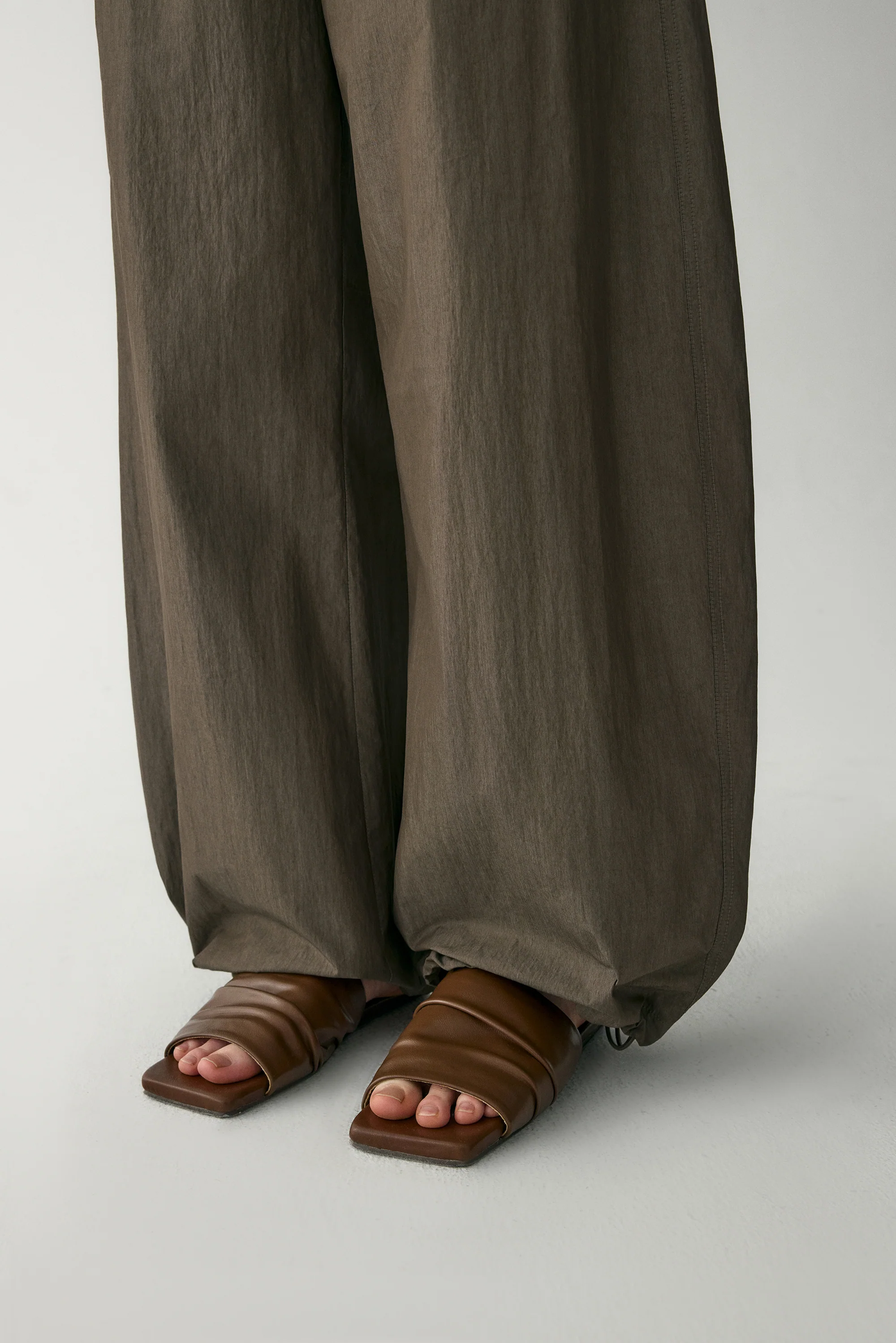 Off-Duty Curved Pants - Image 12