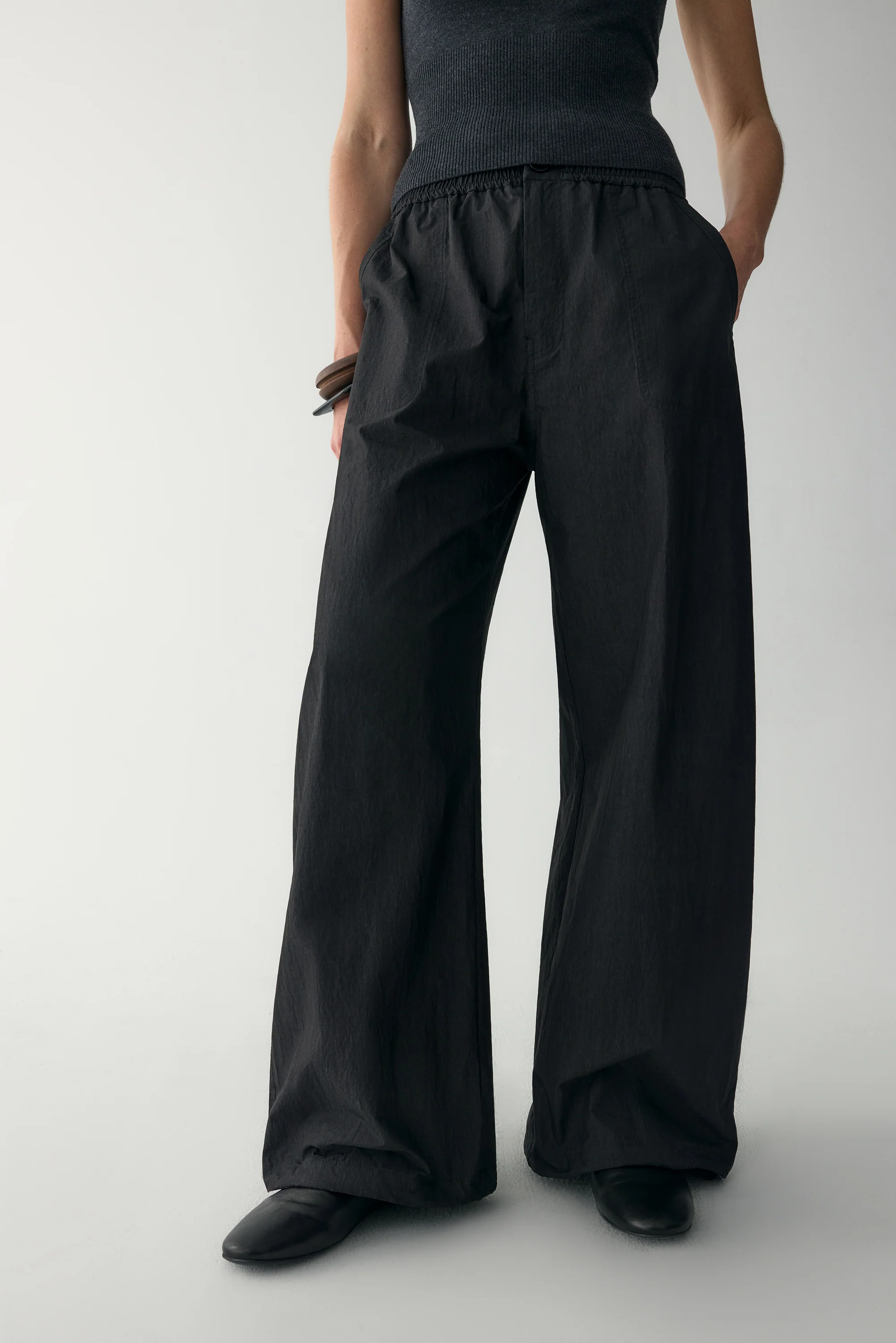 Off-Duty Curved Pants - Image 19