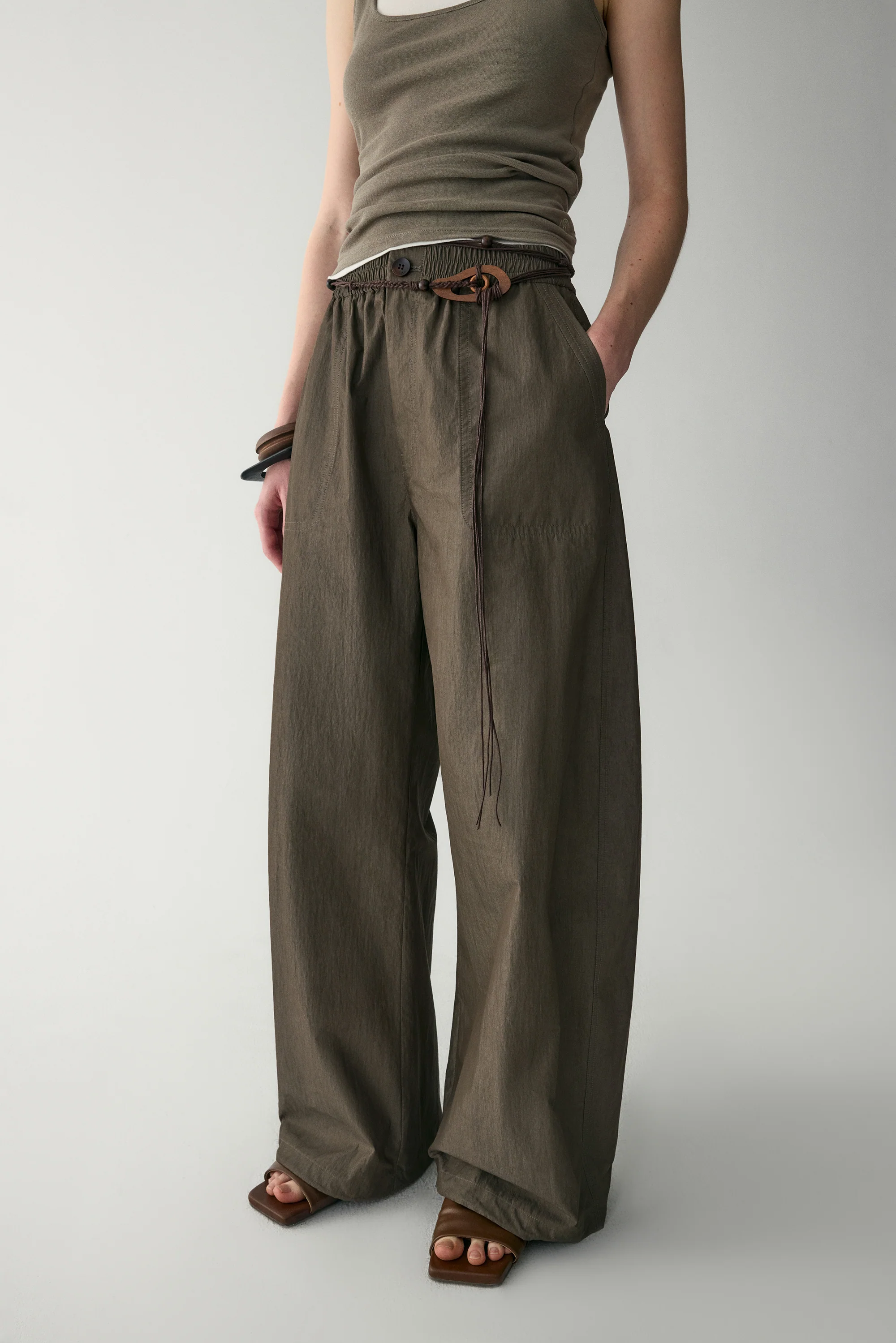 Off-Duty Curved Pants - Image 8
