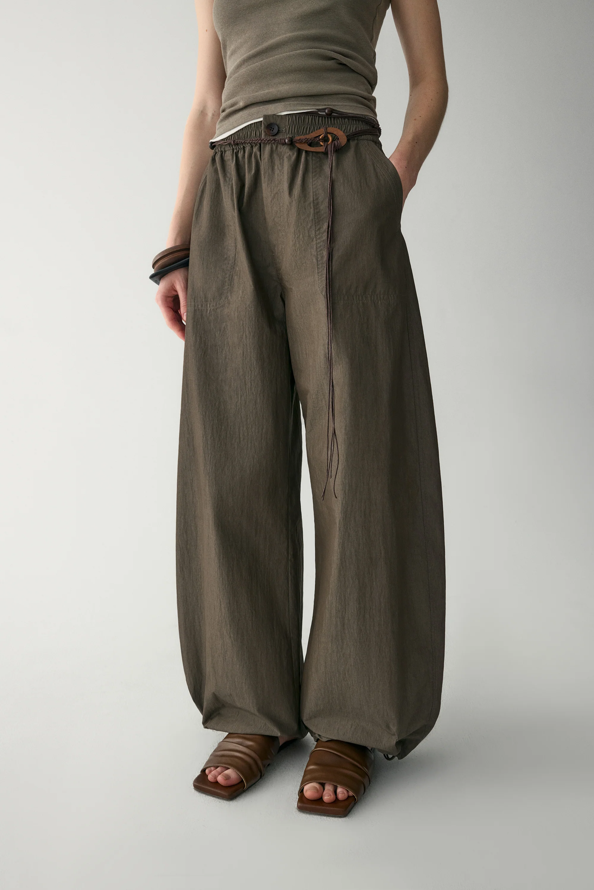 Off-Duty Curved Pants - Image 9