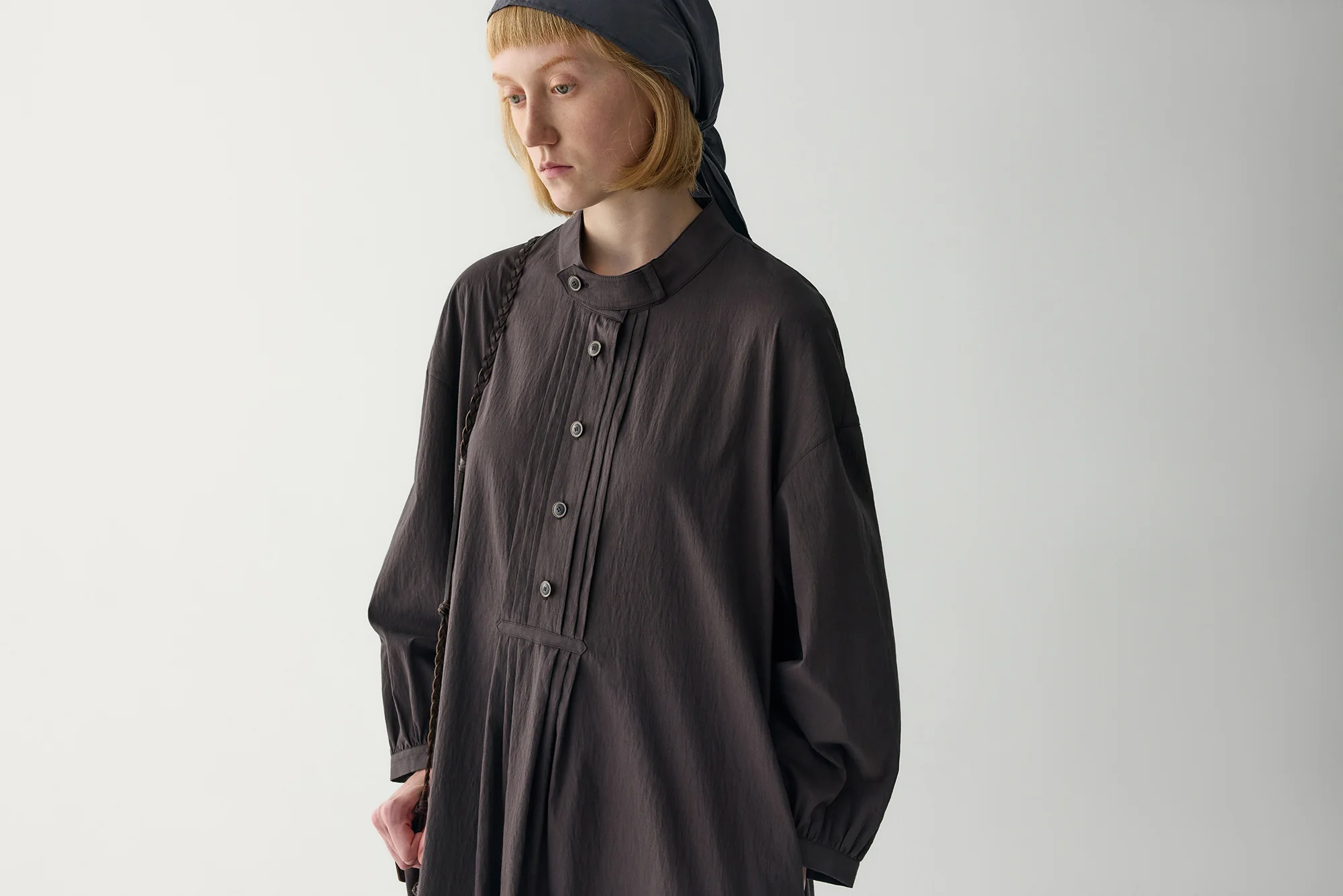 Loose-fit Pleated Plastron Dress - Image 15