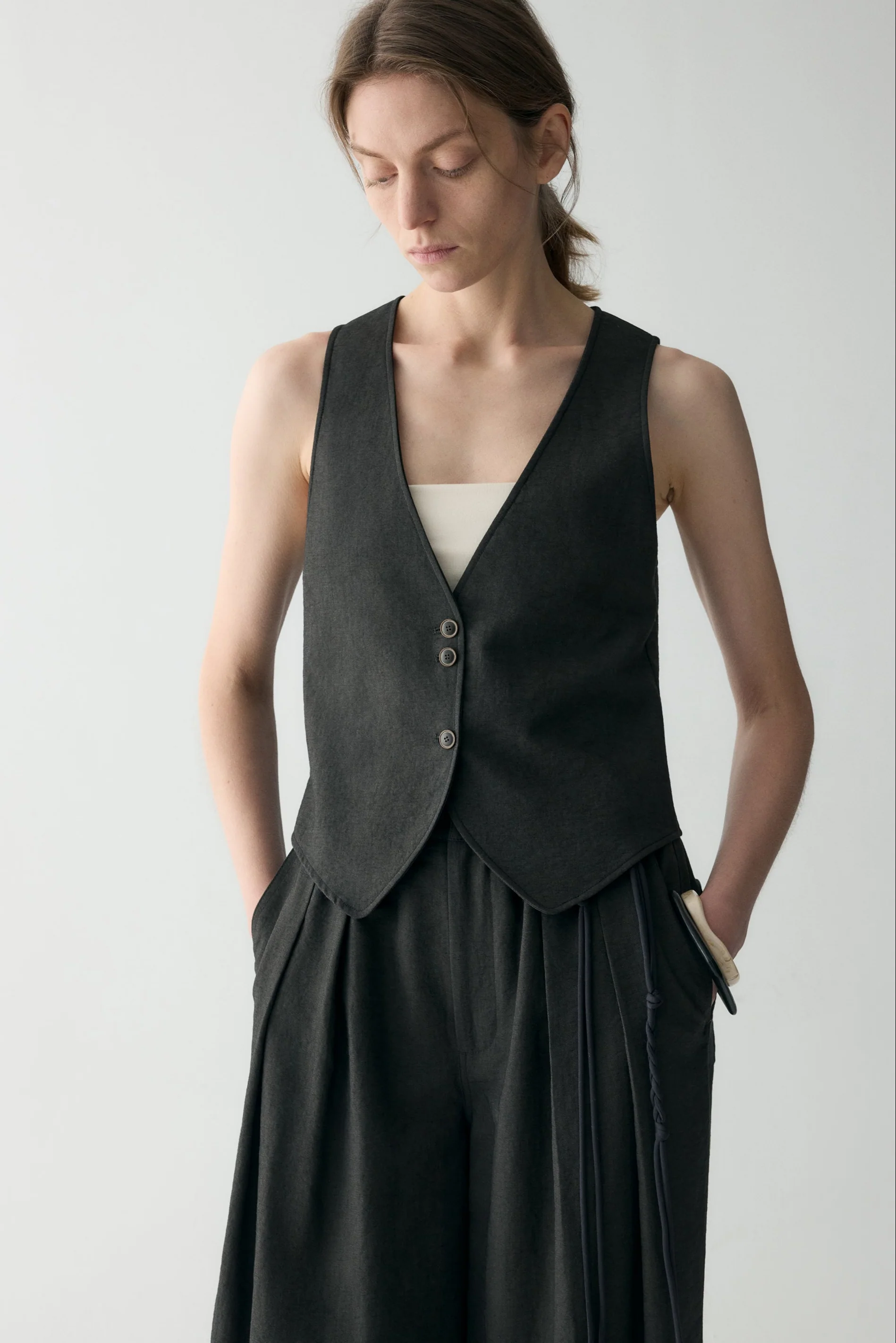 Linen V-neck Short Vest - Image 15