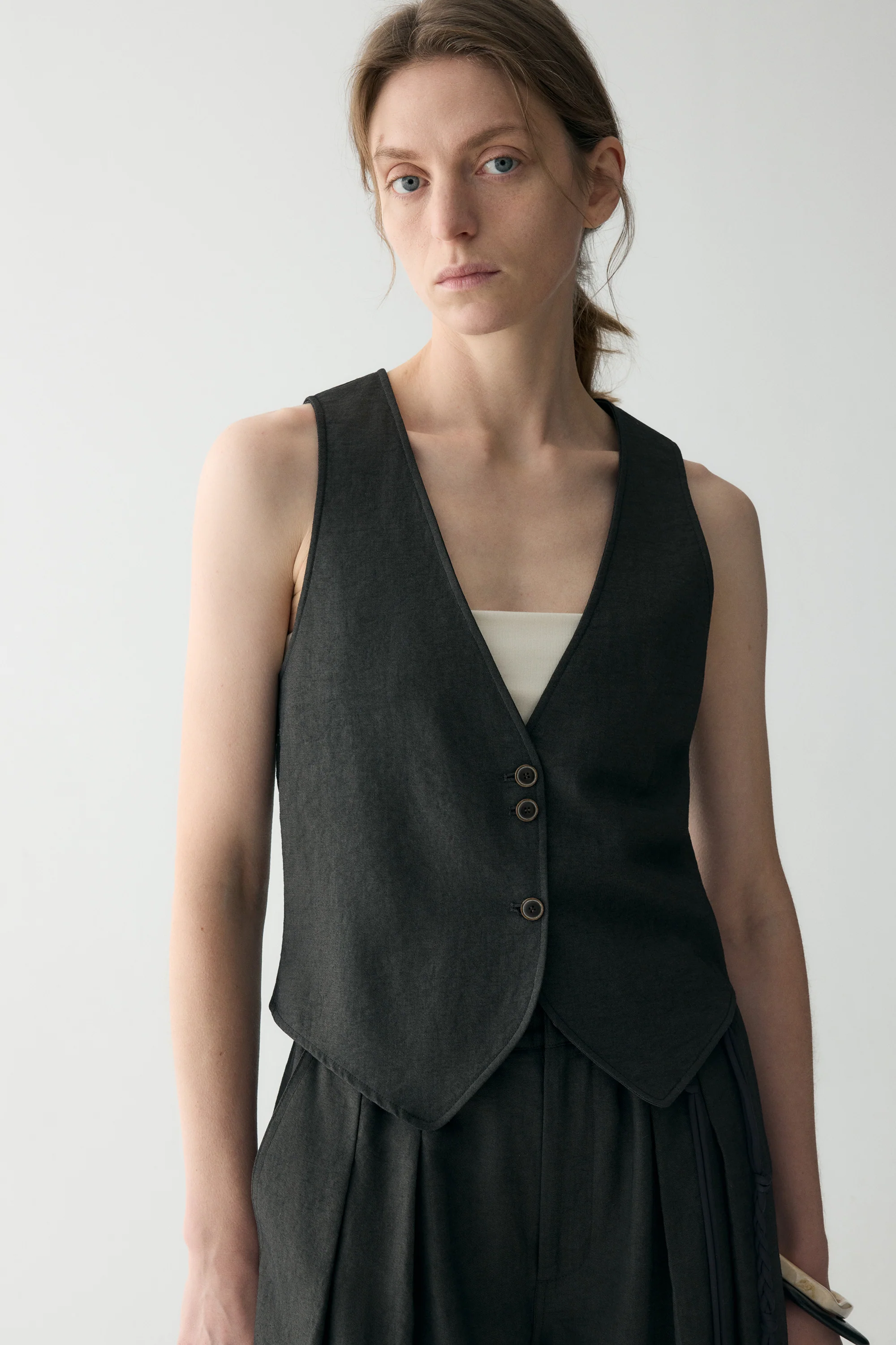 Linen V-neck Short Vest - Image 16