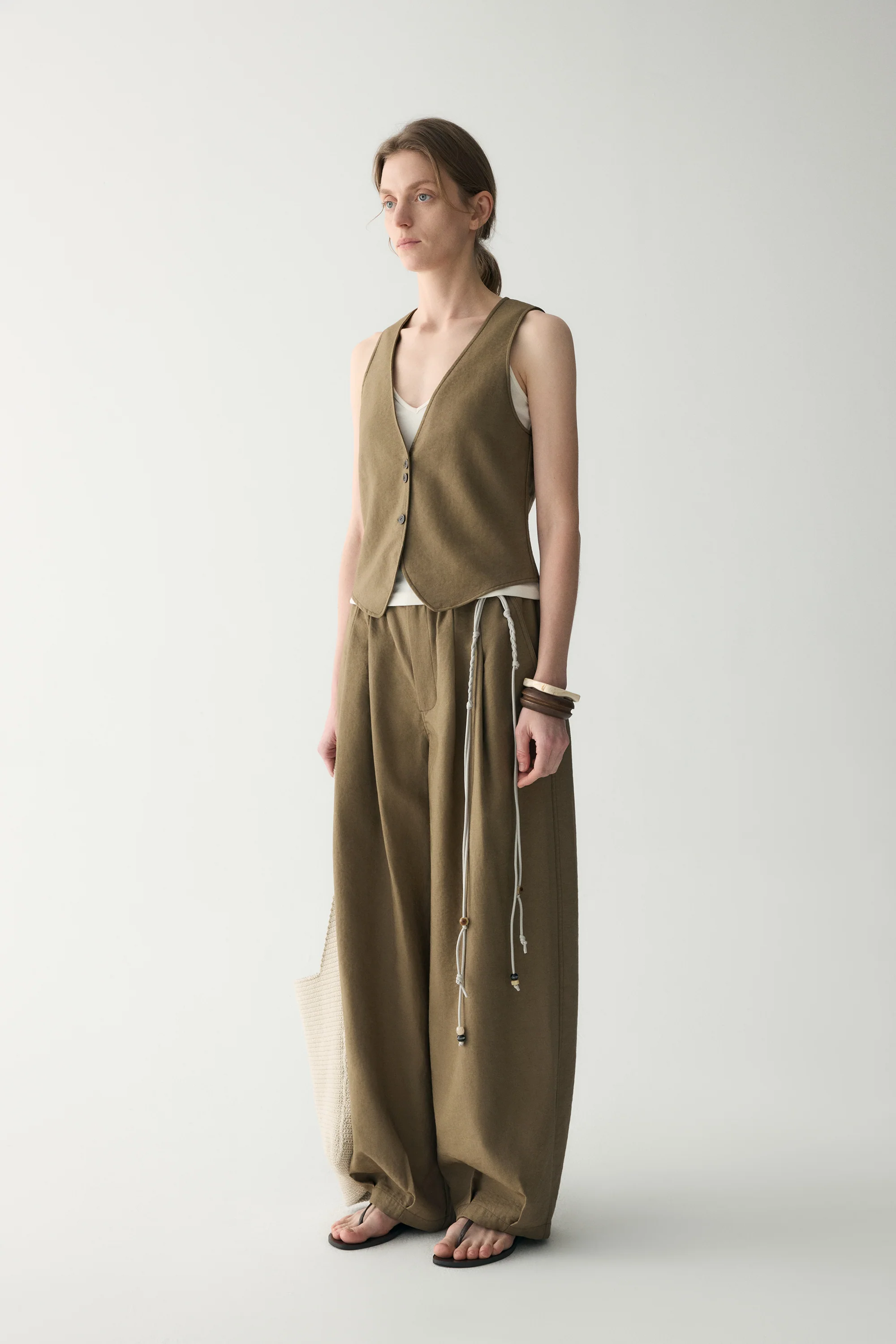 Linen V-neck Short Vest - Image 5