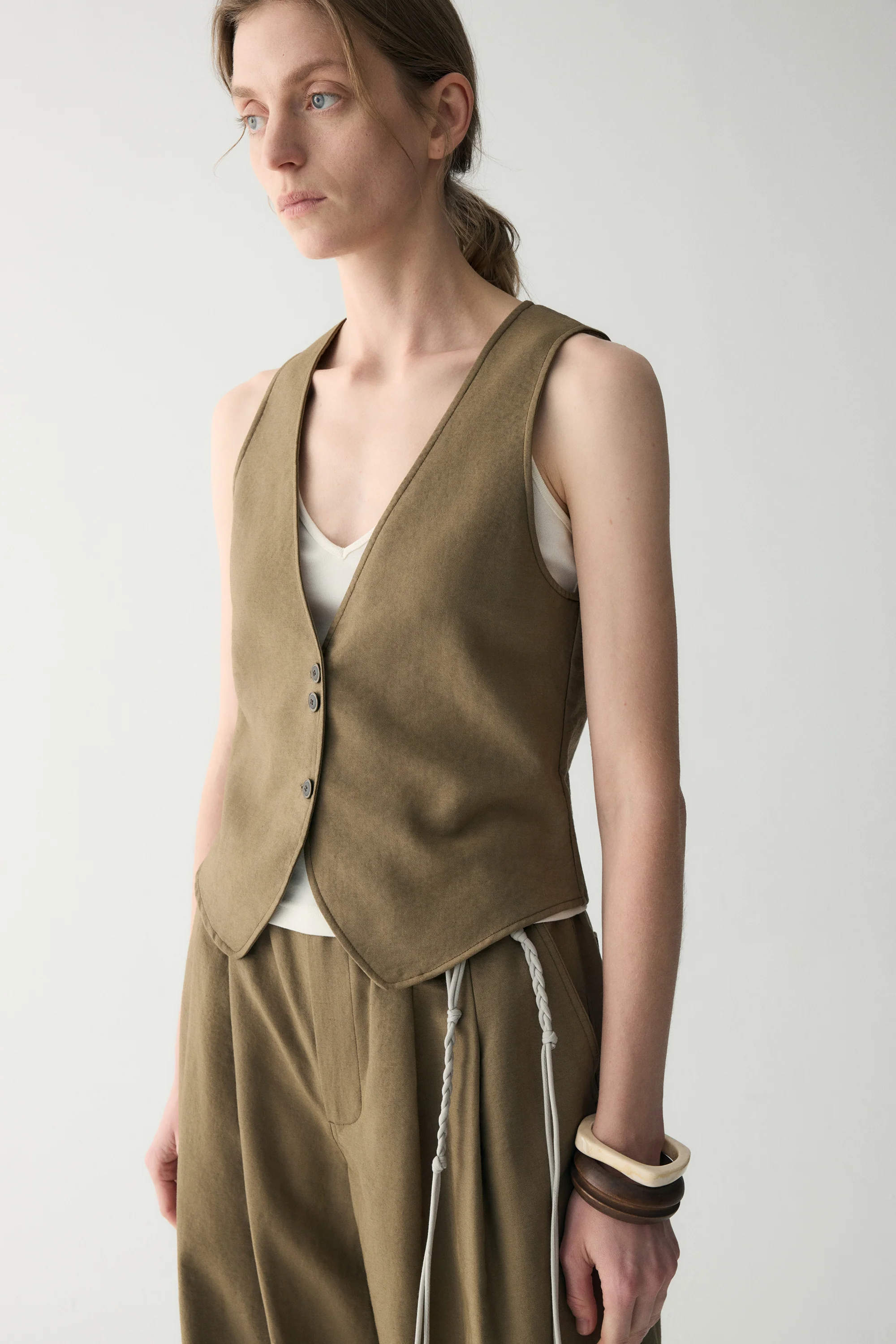 Linen V-neck Short Vest - Image 7