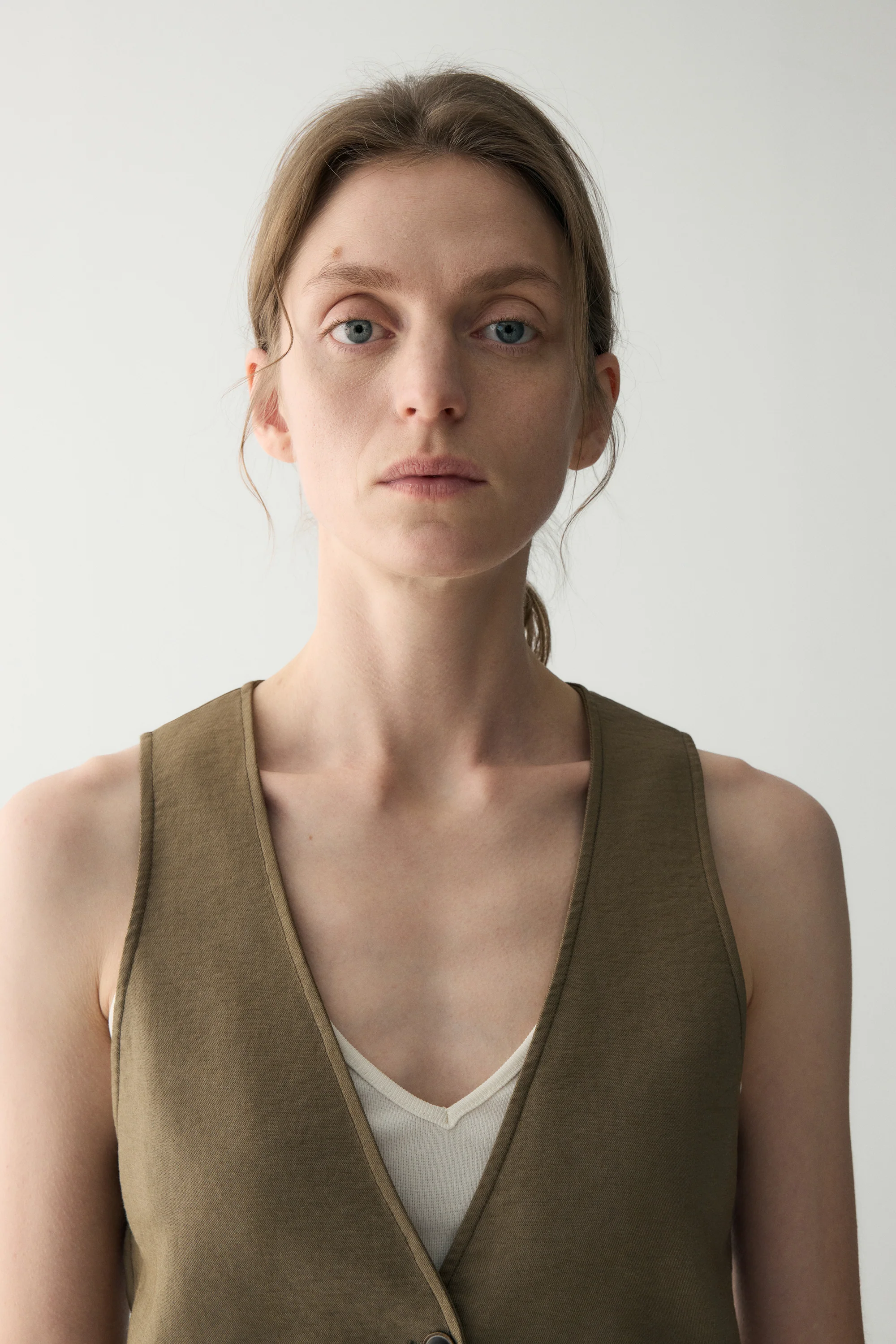 Linen V-neck Short Vest - Image 8