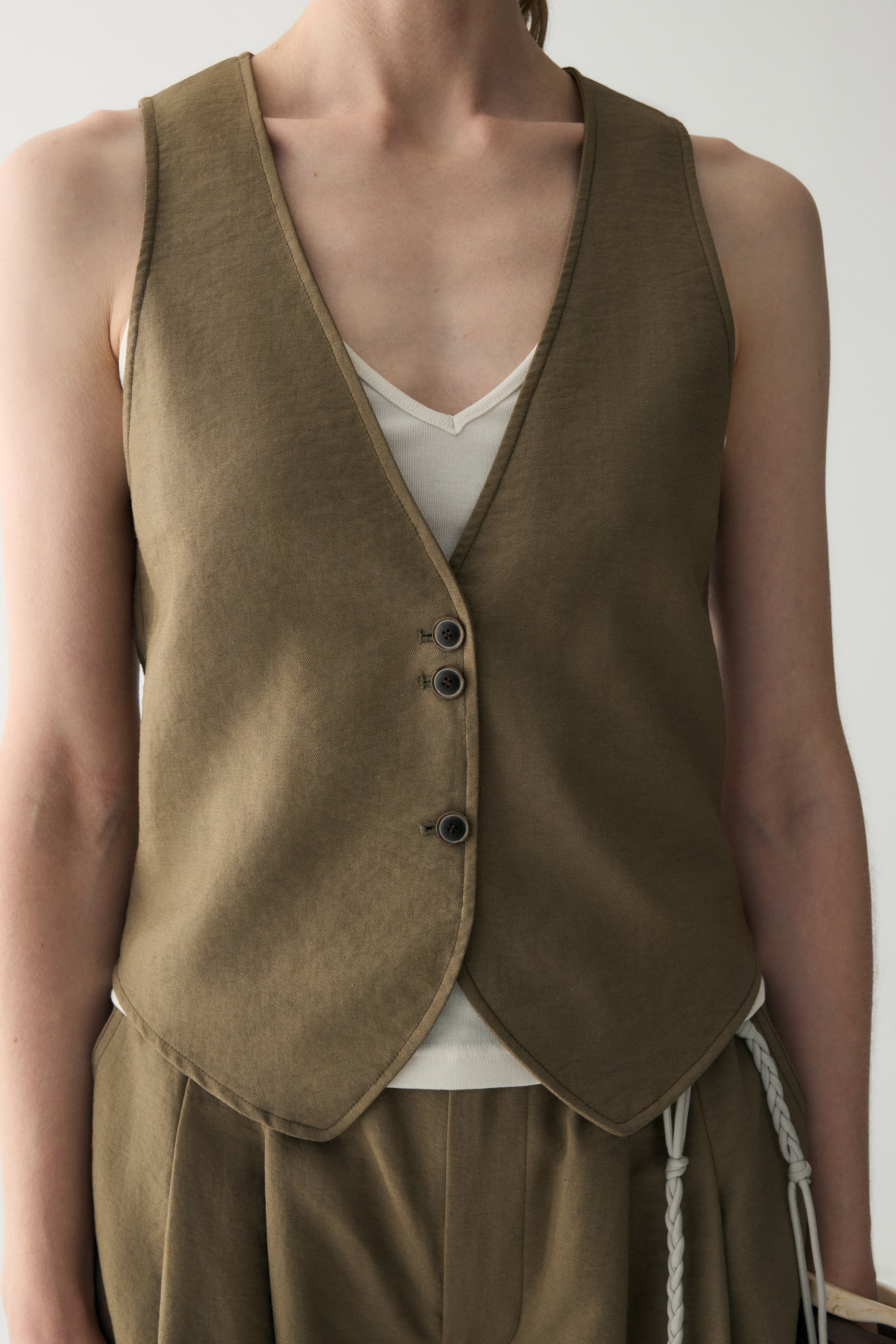 Linen V-neck Short Vest - Image 9