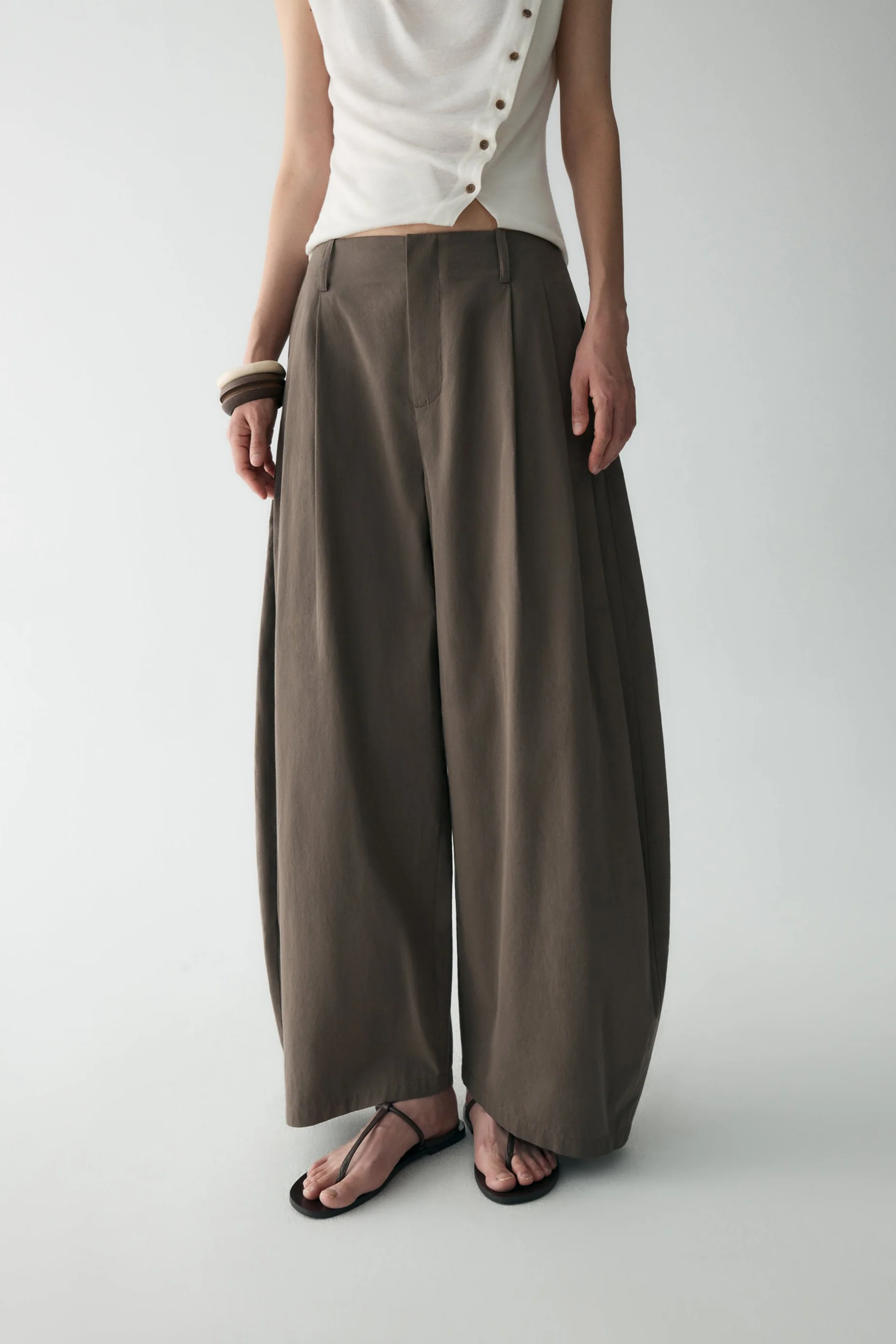 Cotton Pleated Curved Pants - Image 17