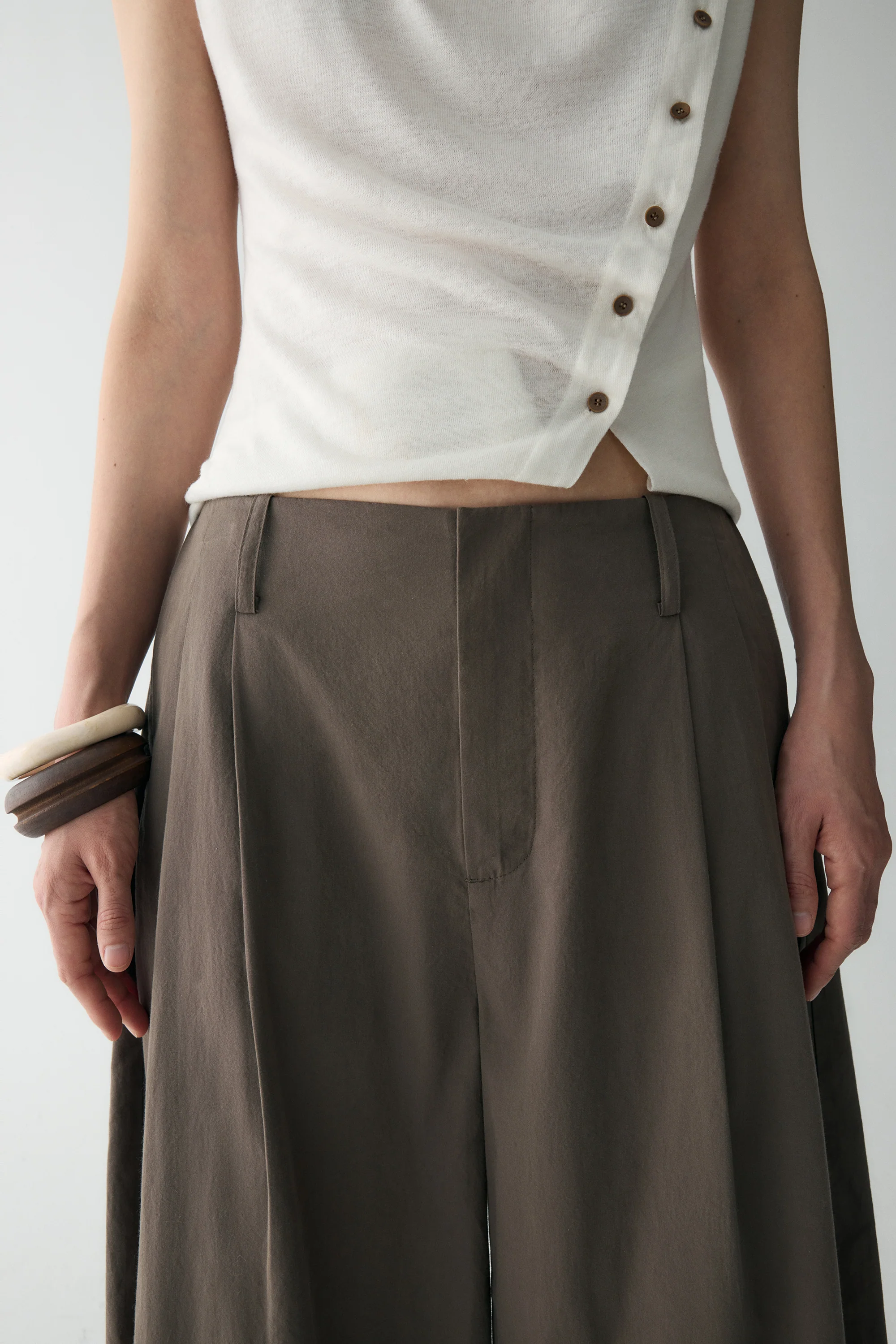 Cotton Pleated Curved Pants - Image 18
