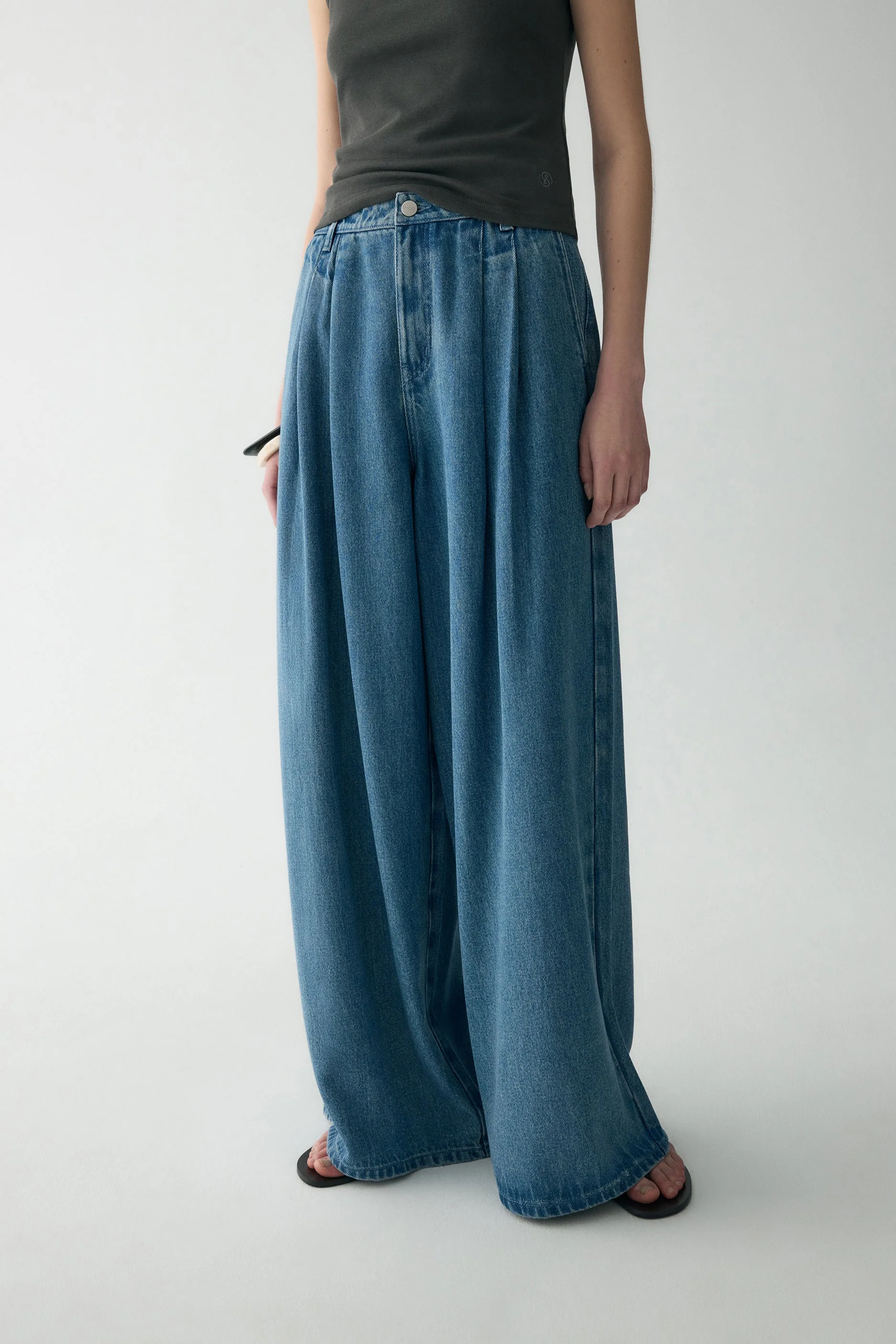 Pleated Wide-leg Jeans - Image 8