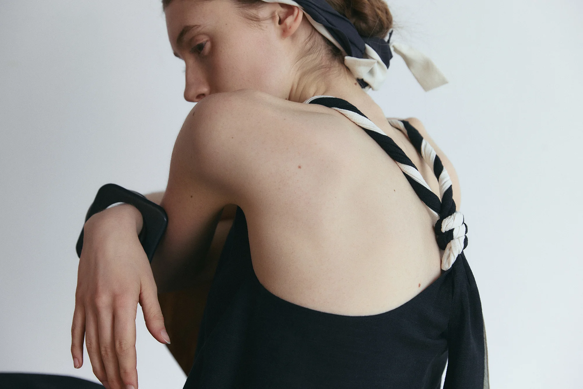 Two-tone Back Knot Top - Image 10