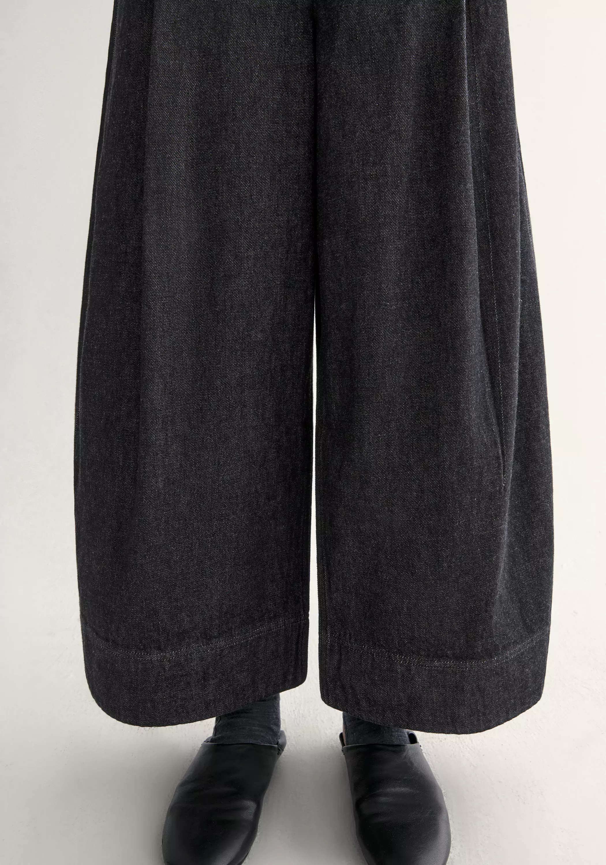 Silk Cropped Pants - Image 10