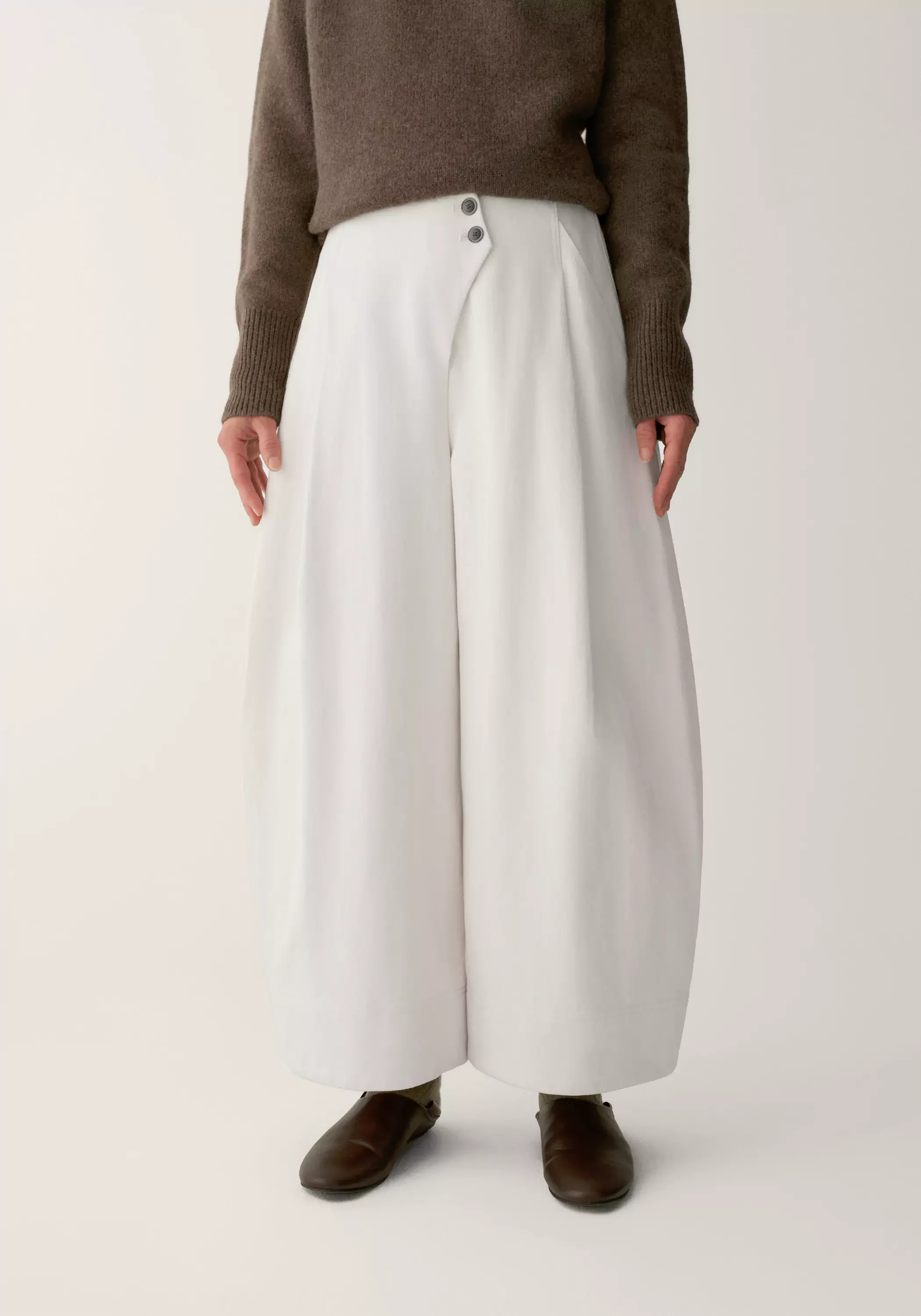 Silk Cropped Pants - Image 17