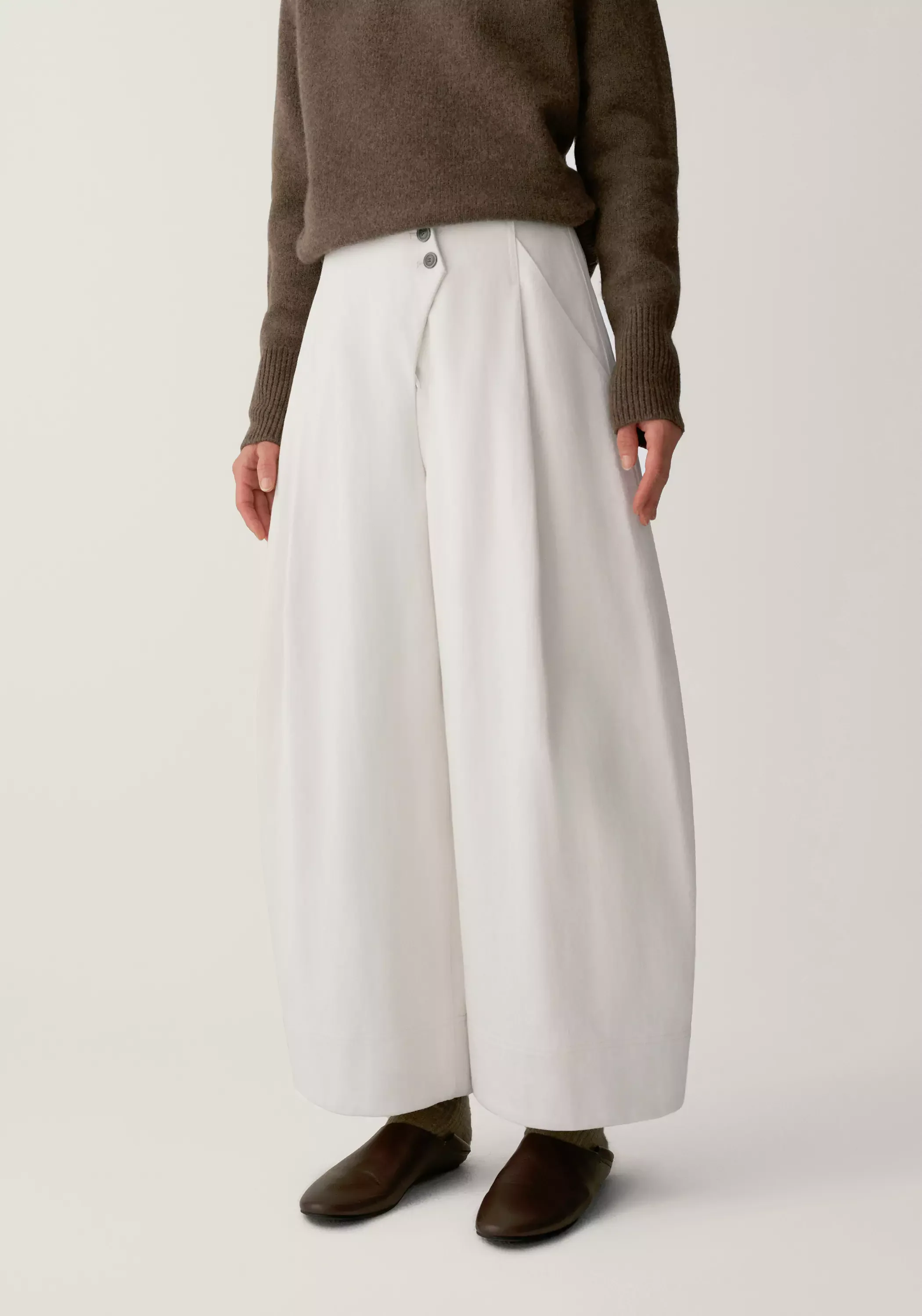 Silk Cropped Pants - Image 18