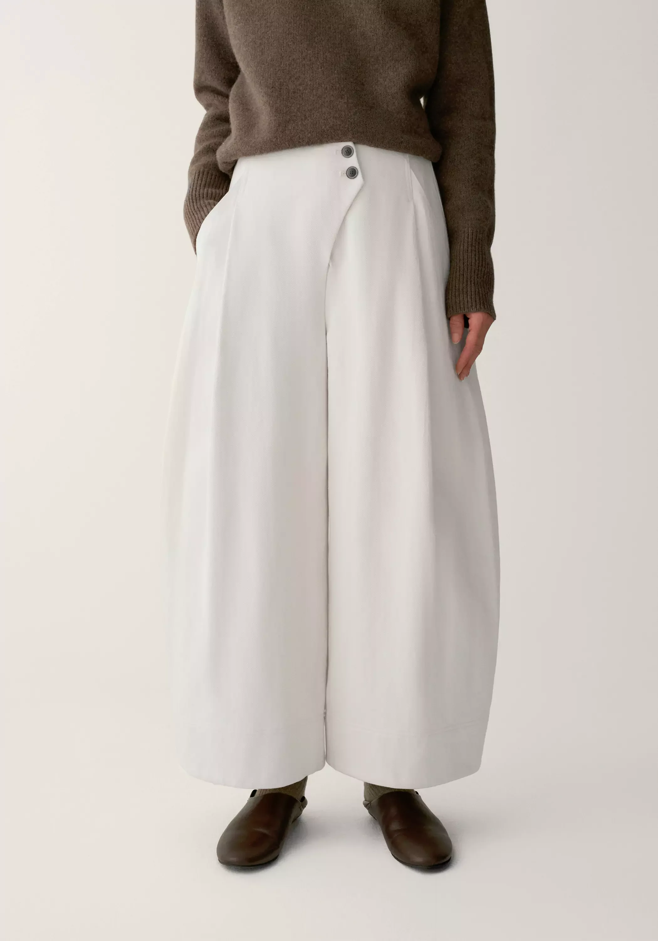 Silk Cropped Pants - Image 19