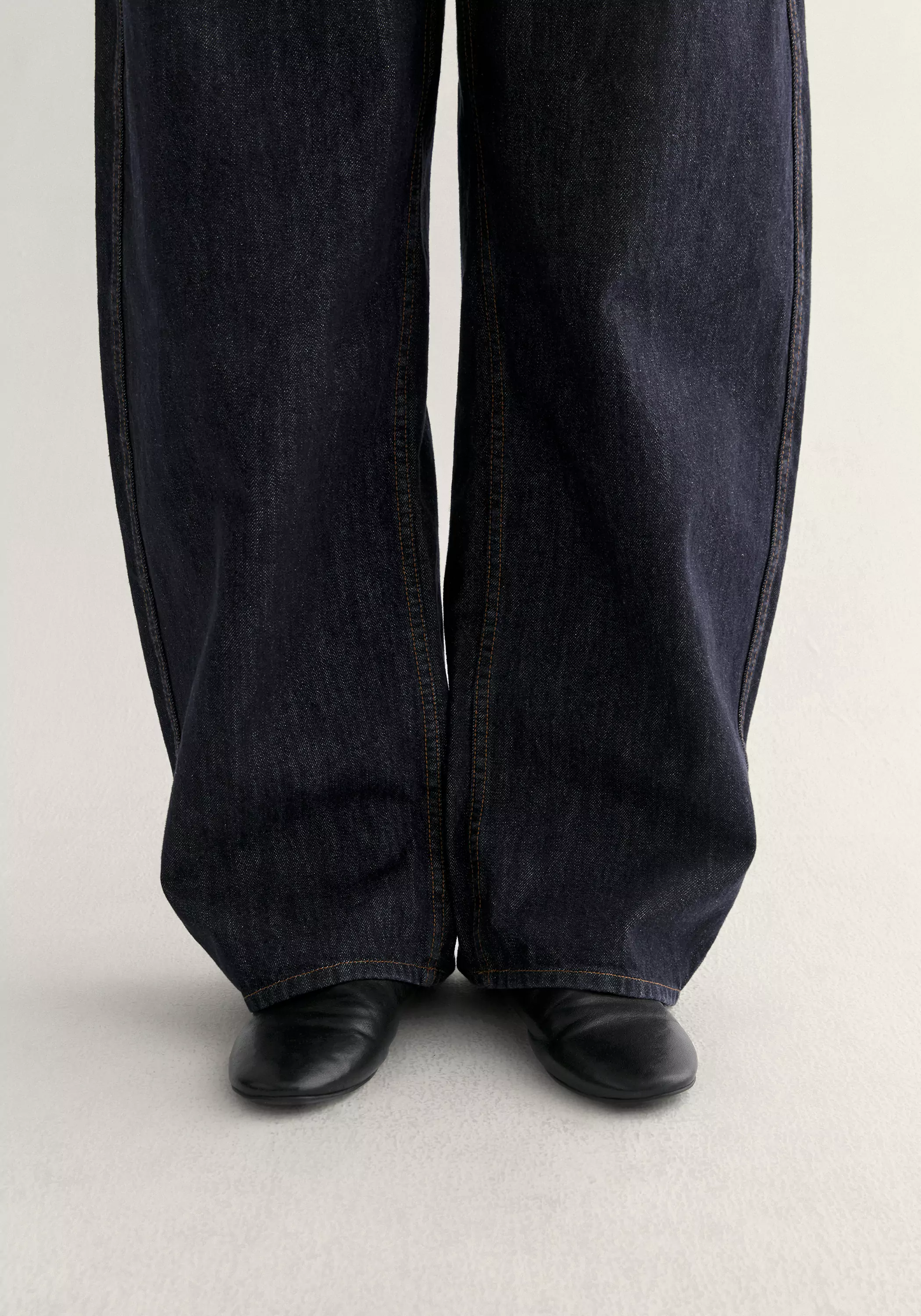 Asymmetric Curved Jeans - Image 11