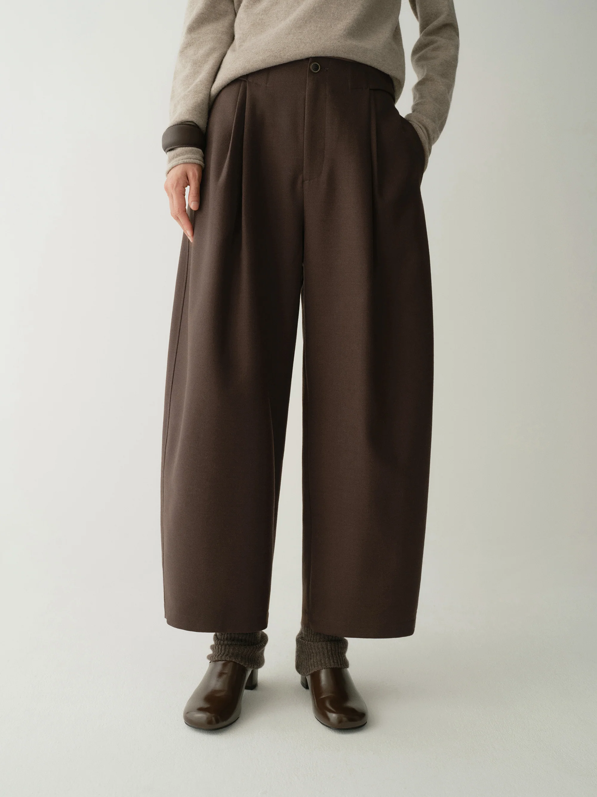 Pleated Wool Cropped Pants - Image 10