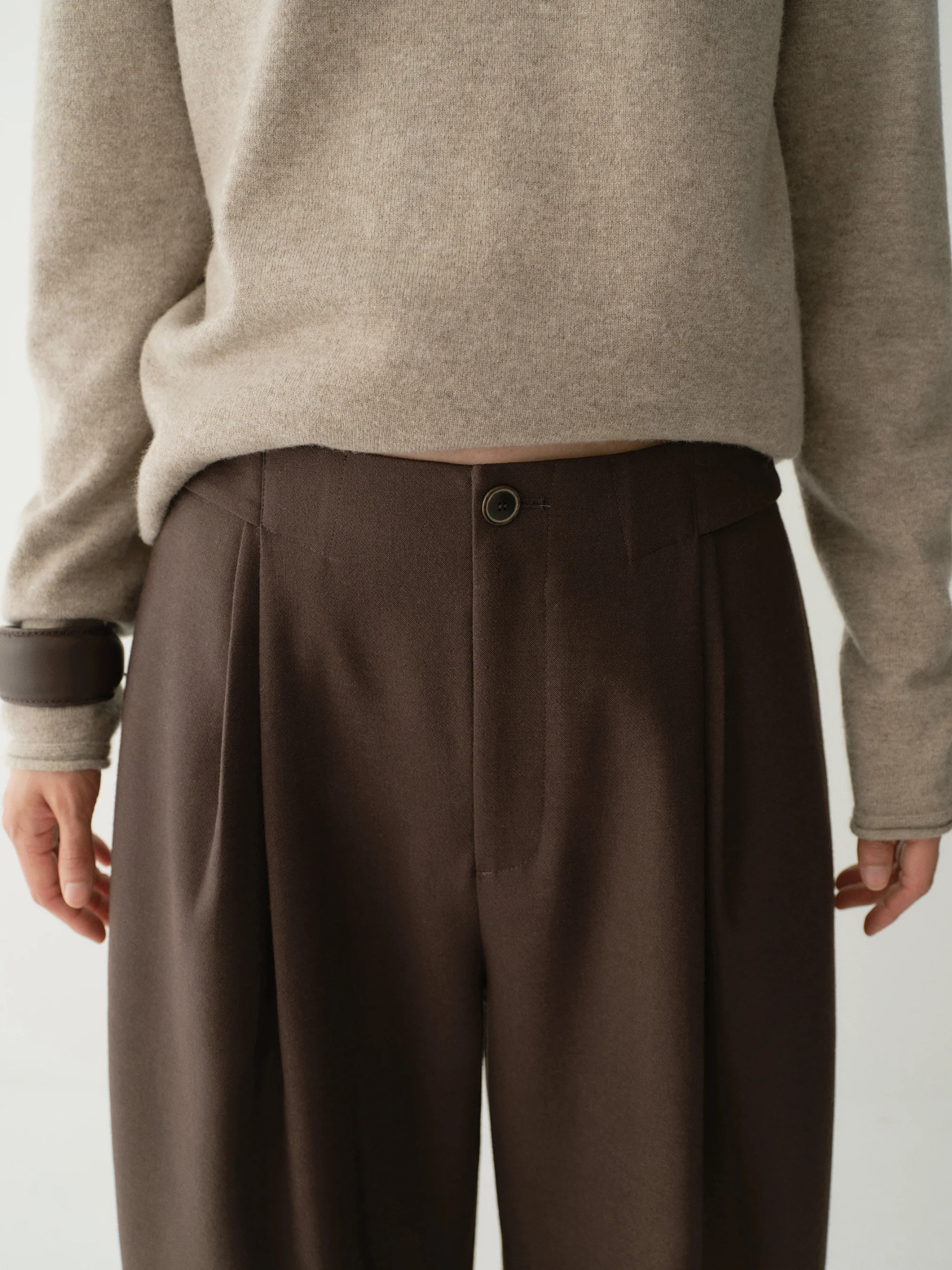 Pleated Wool Cropped Pants - Image 11