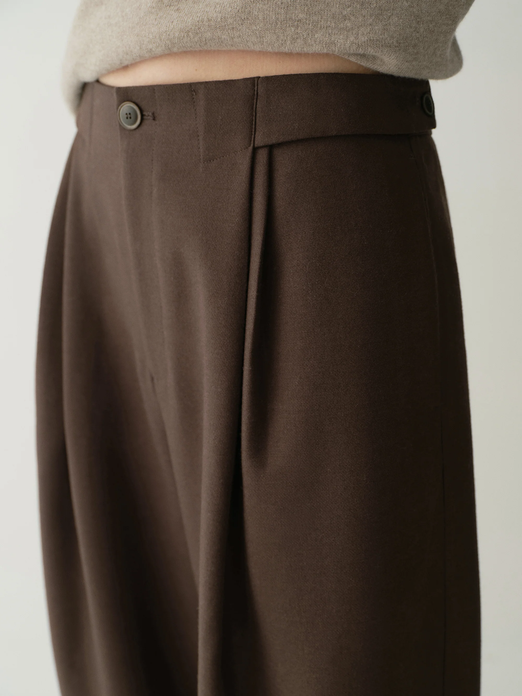 Pleated Wool Cropped Pants - Image 12