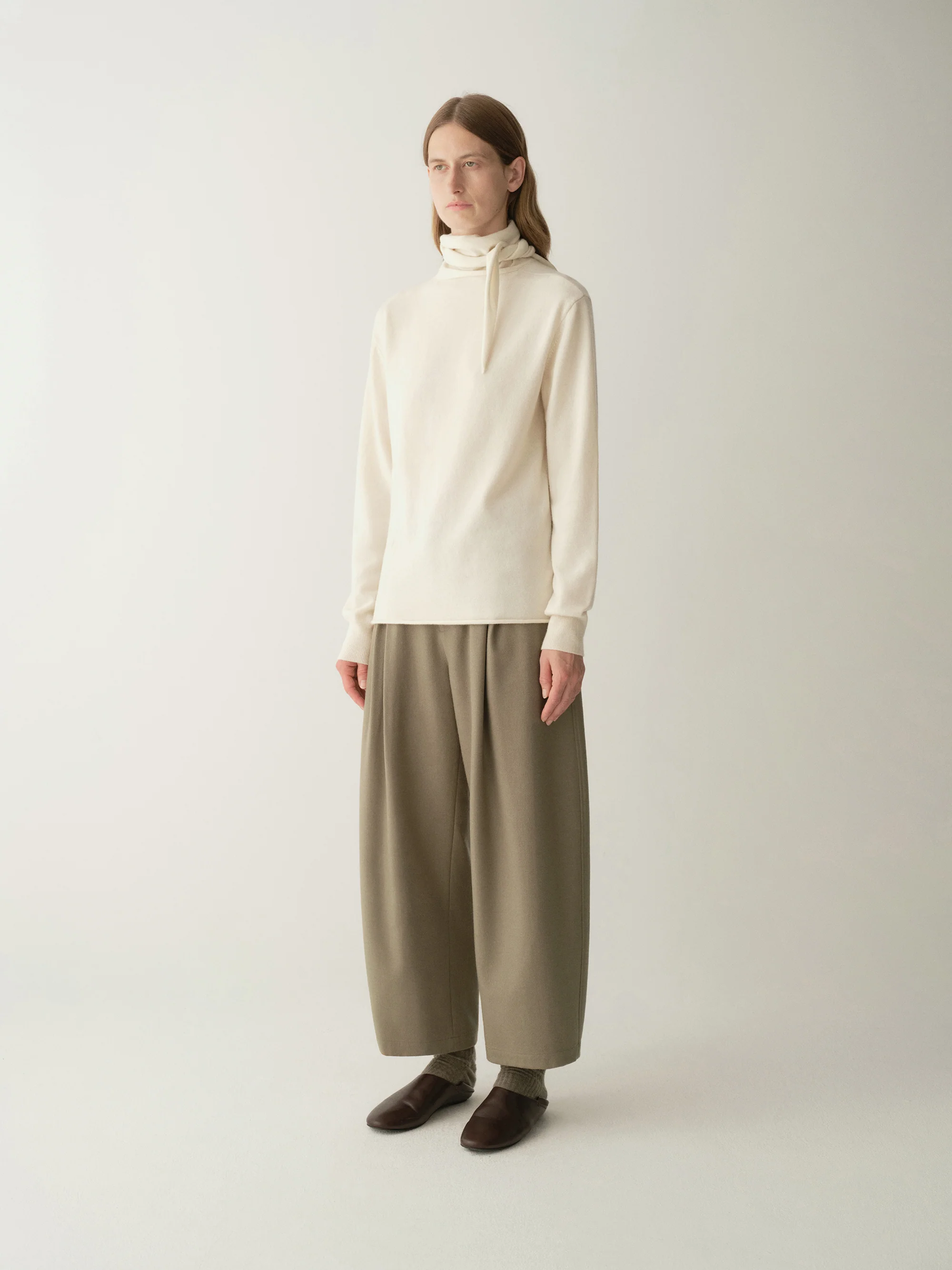 Pleated Wool Cropped Pants - Image 16