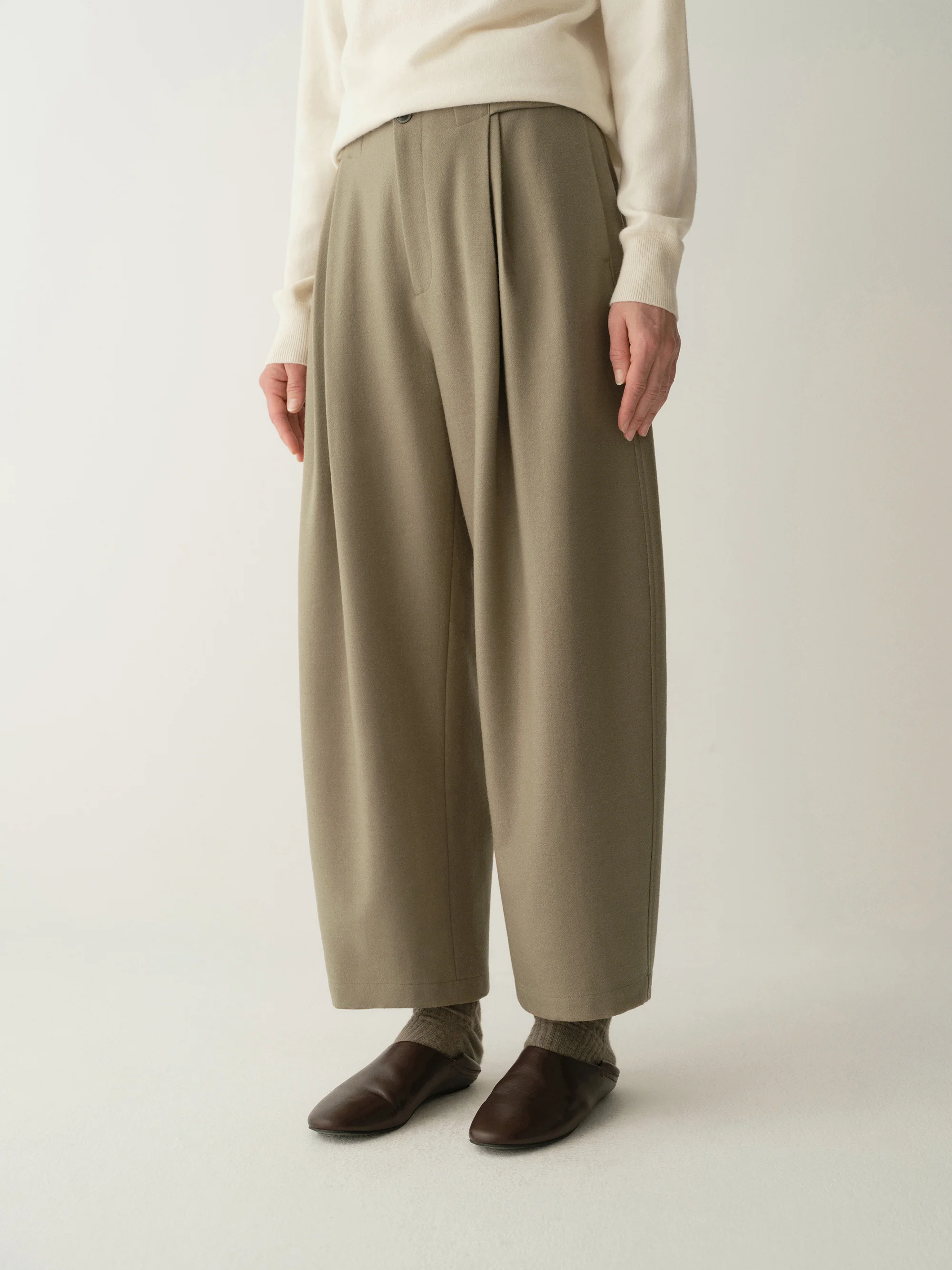 Pleated Wool Cropped Pants - Image 18