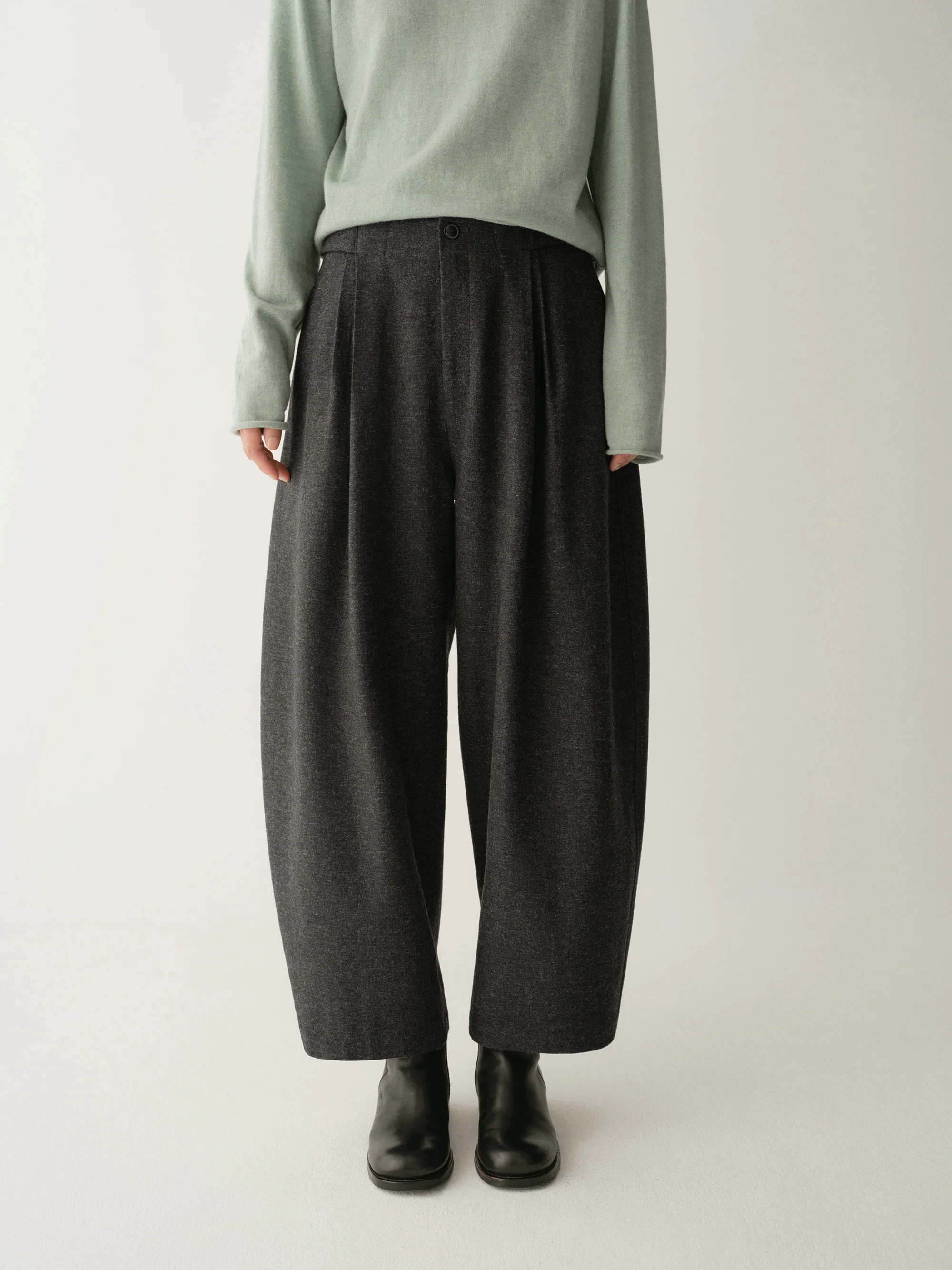 Pleated Wool Cropped Pants - Image 19