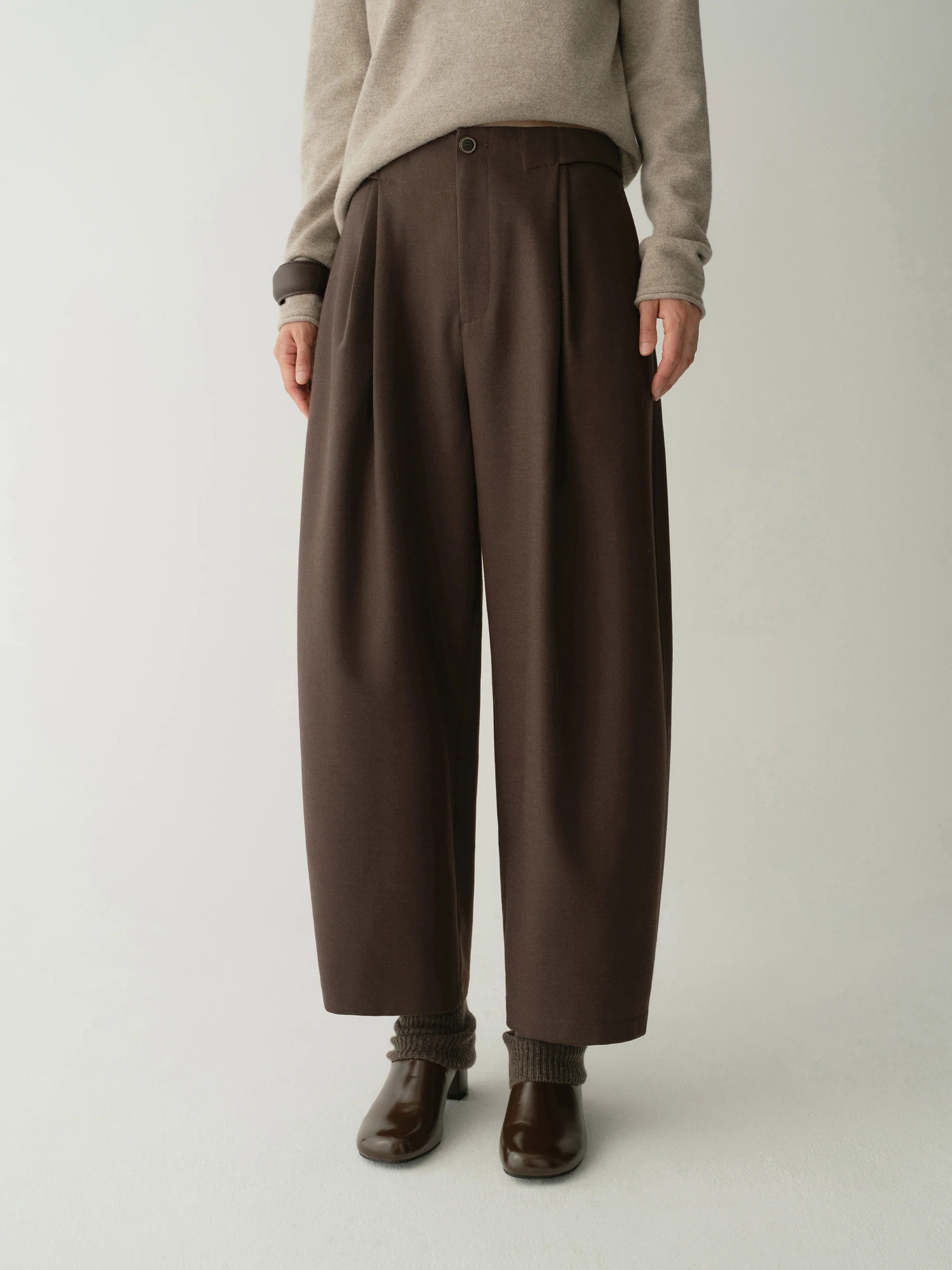 Pleated Wool Cropped Pants - Image 9