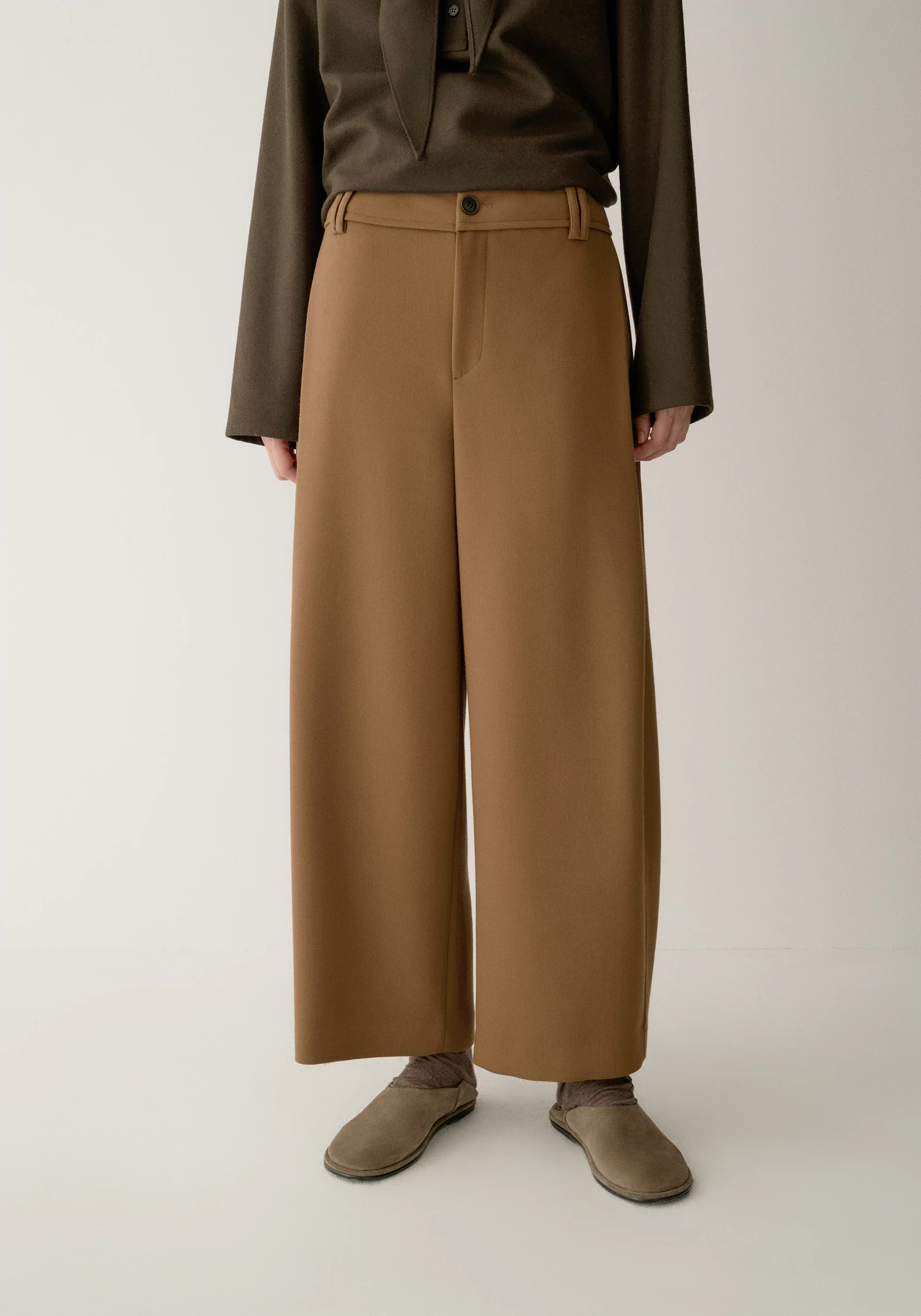 Side-pleated Curved Pants - Image 10