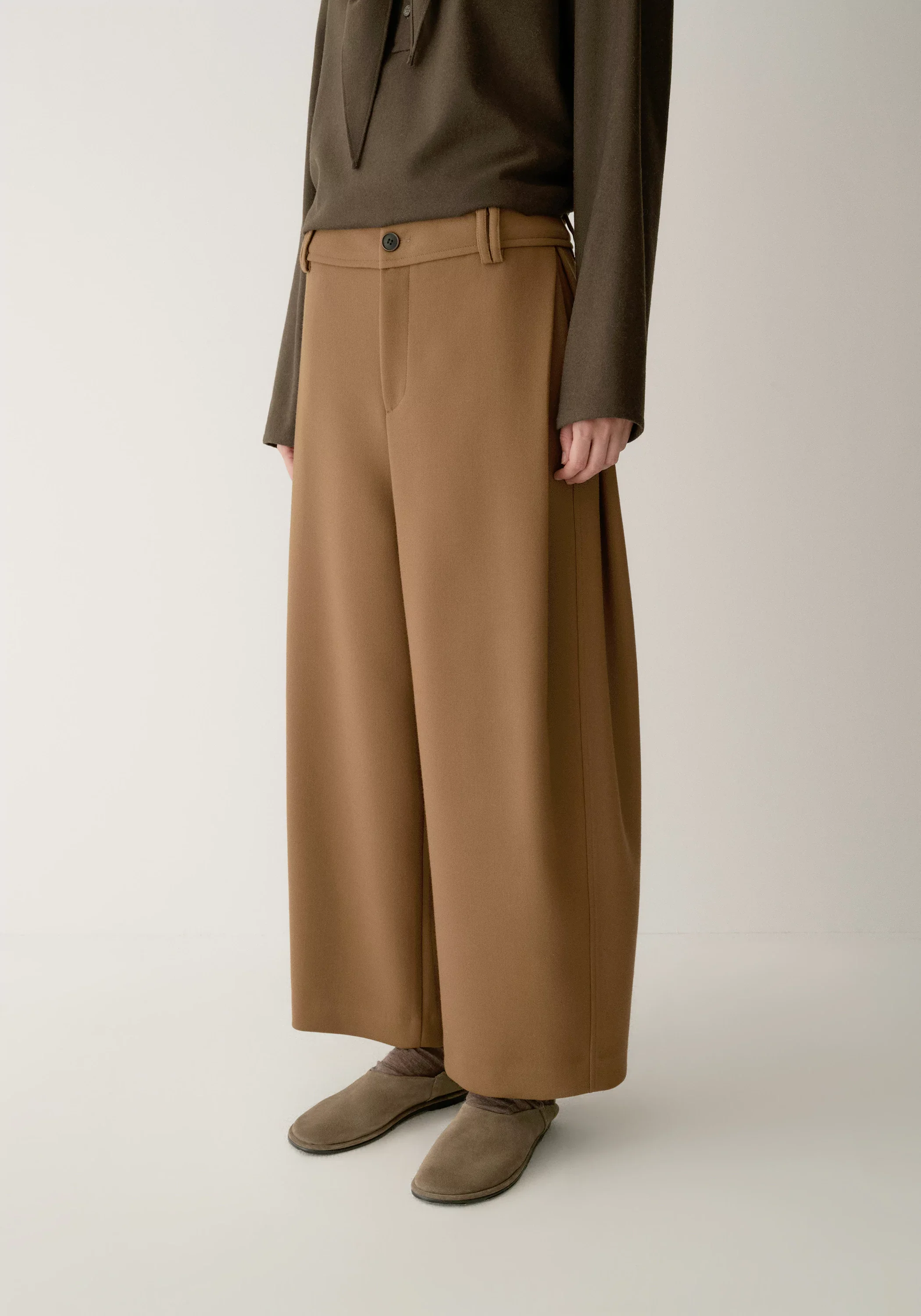 Side-pleated Curved Pants - Image 11