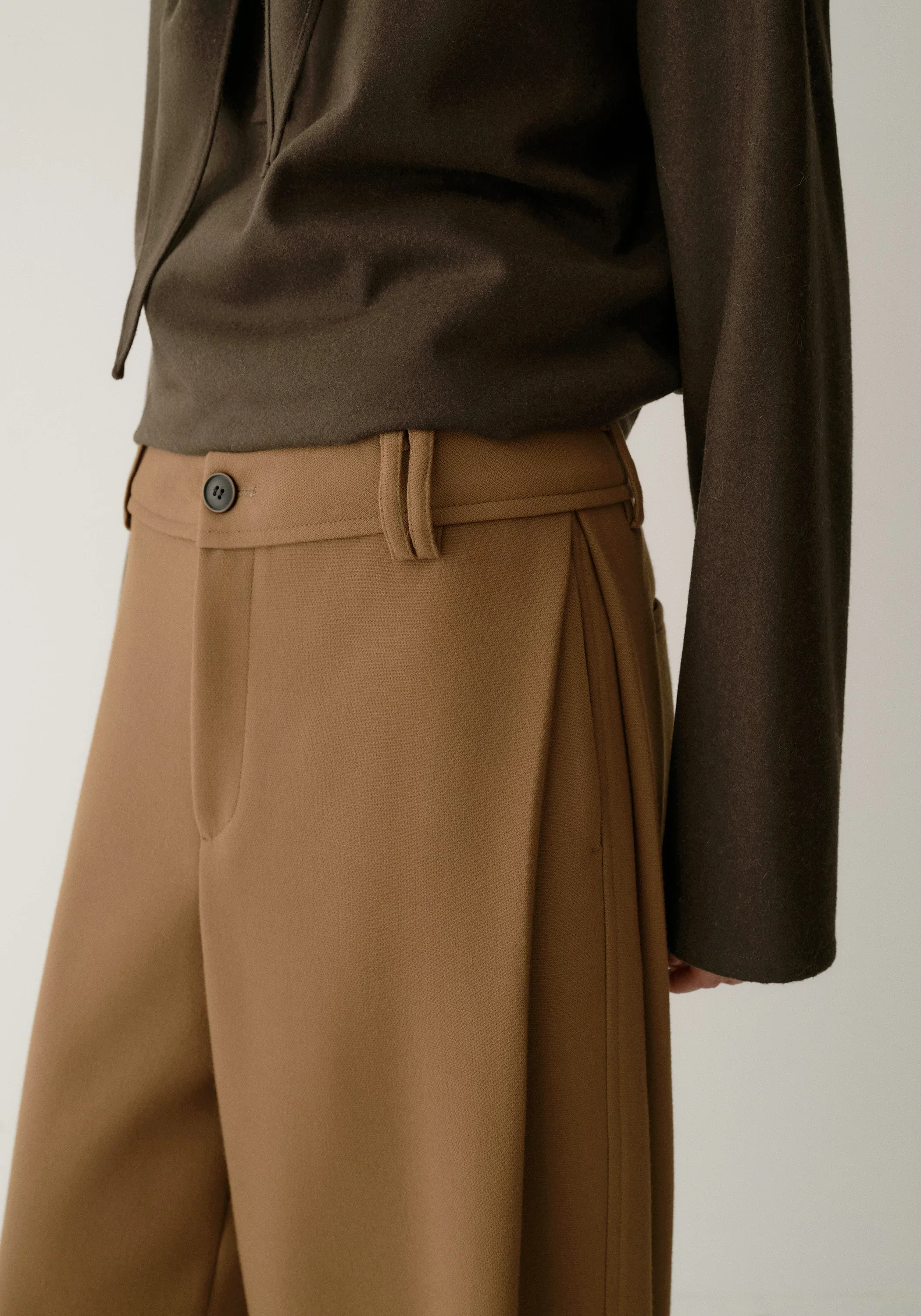 Side-pleated Curved Pants - Image 13