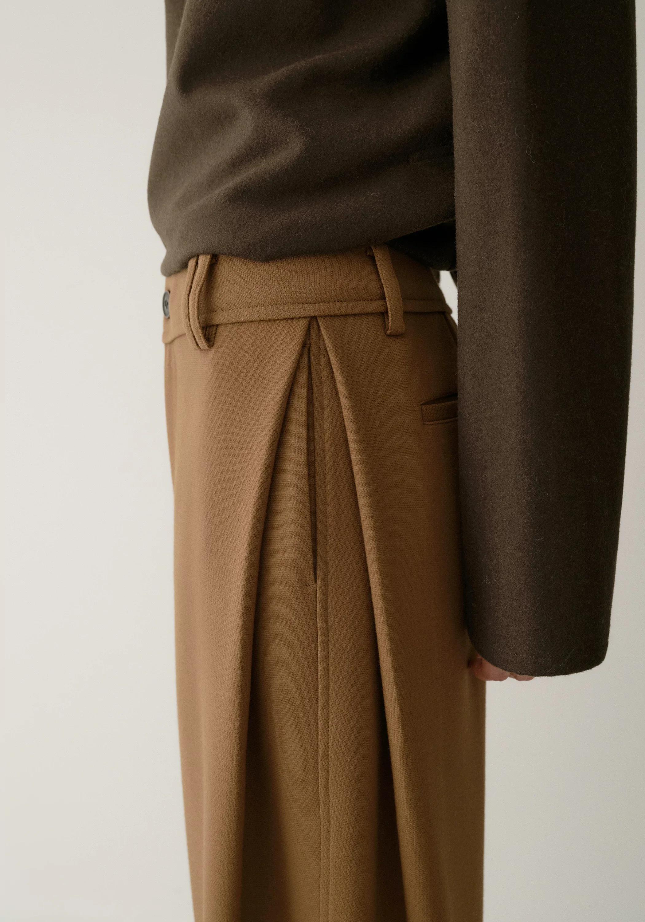 Side-pleated Curved Pants - Image 14