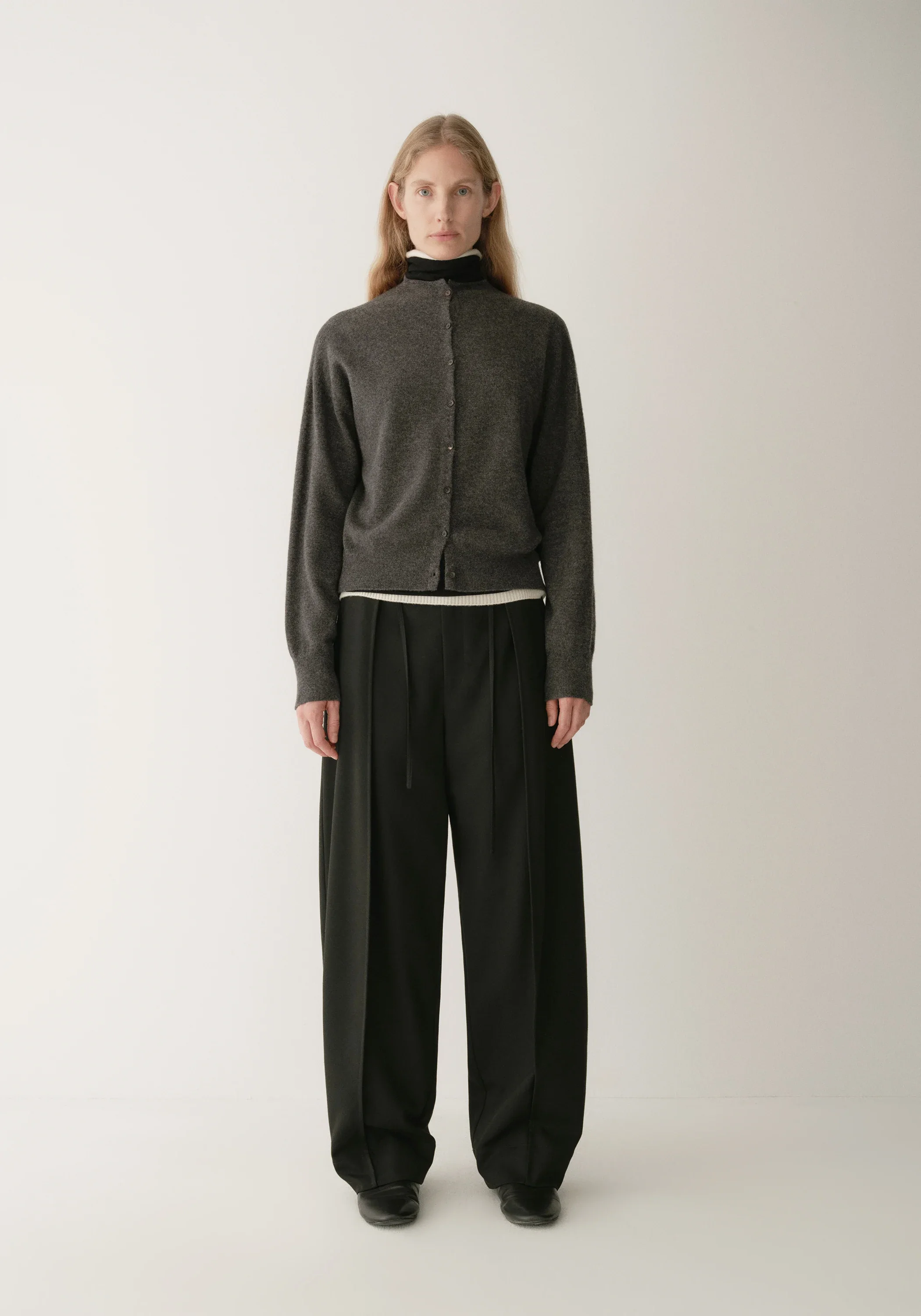 Waistband-Free Curved Pants