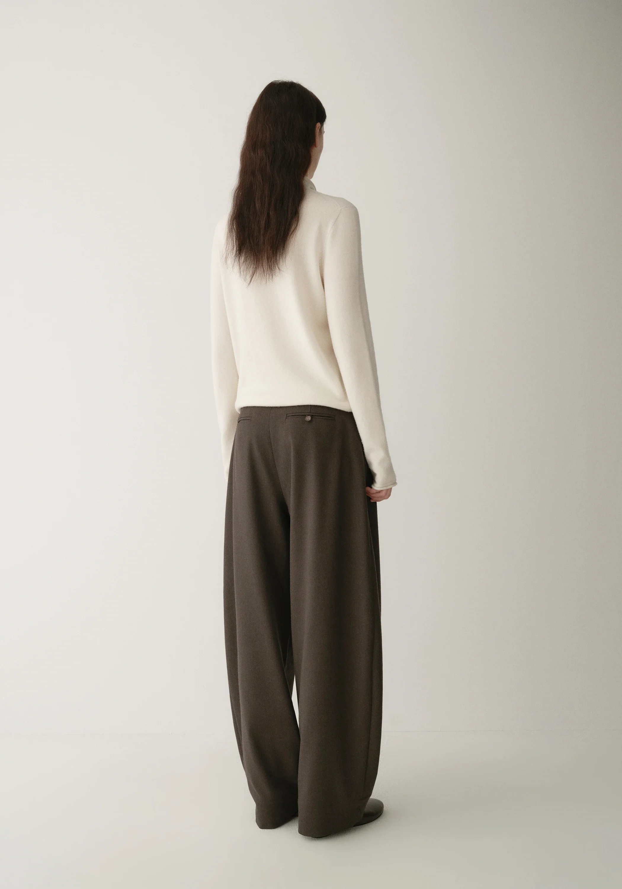 Waistband-Free Curved Pants - Image 11