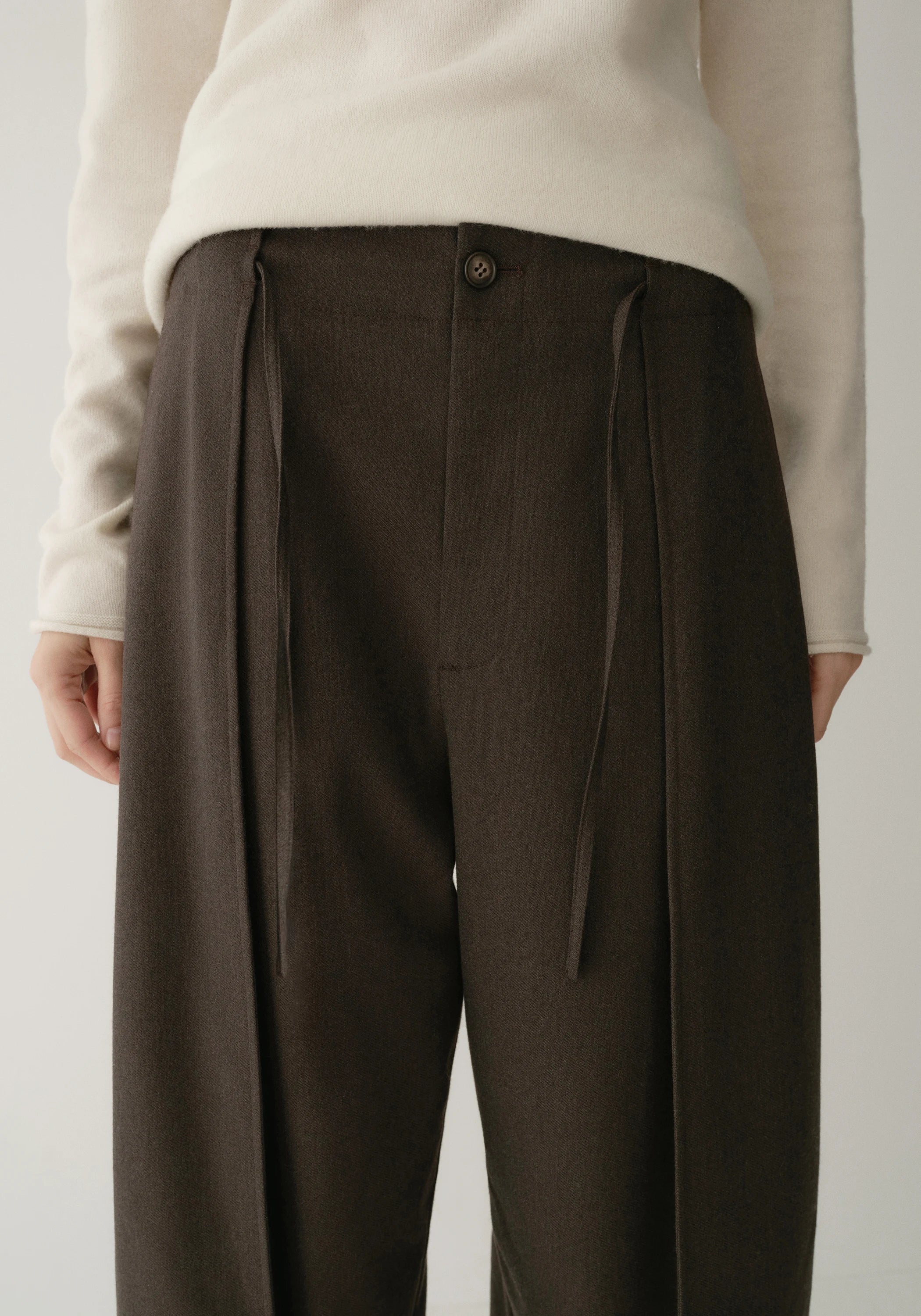Waistband-Free Curved Pants - Image 14