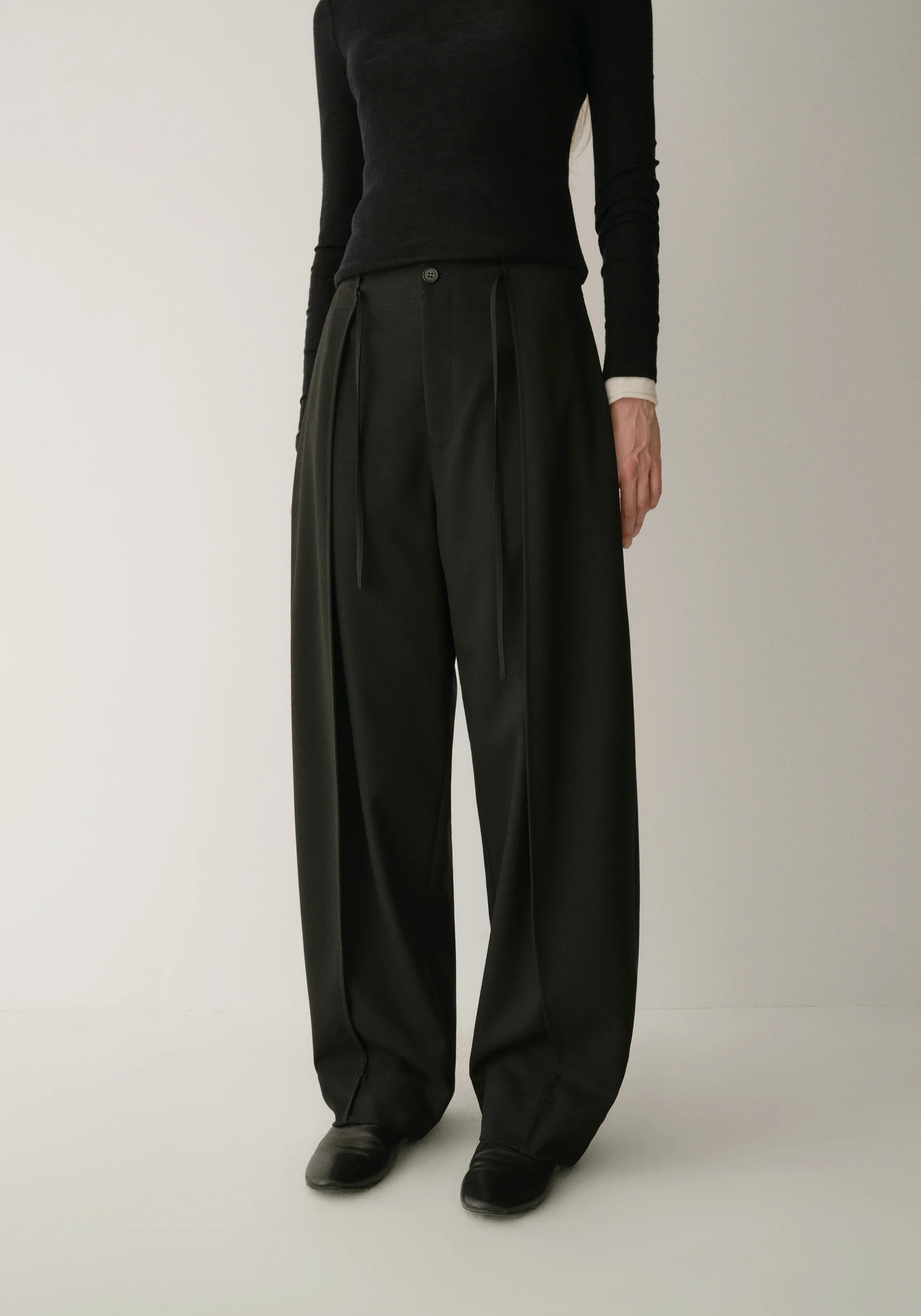 Waistband-Free Curved Pants - Image 5