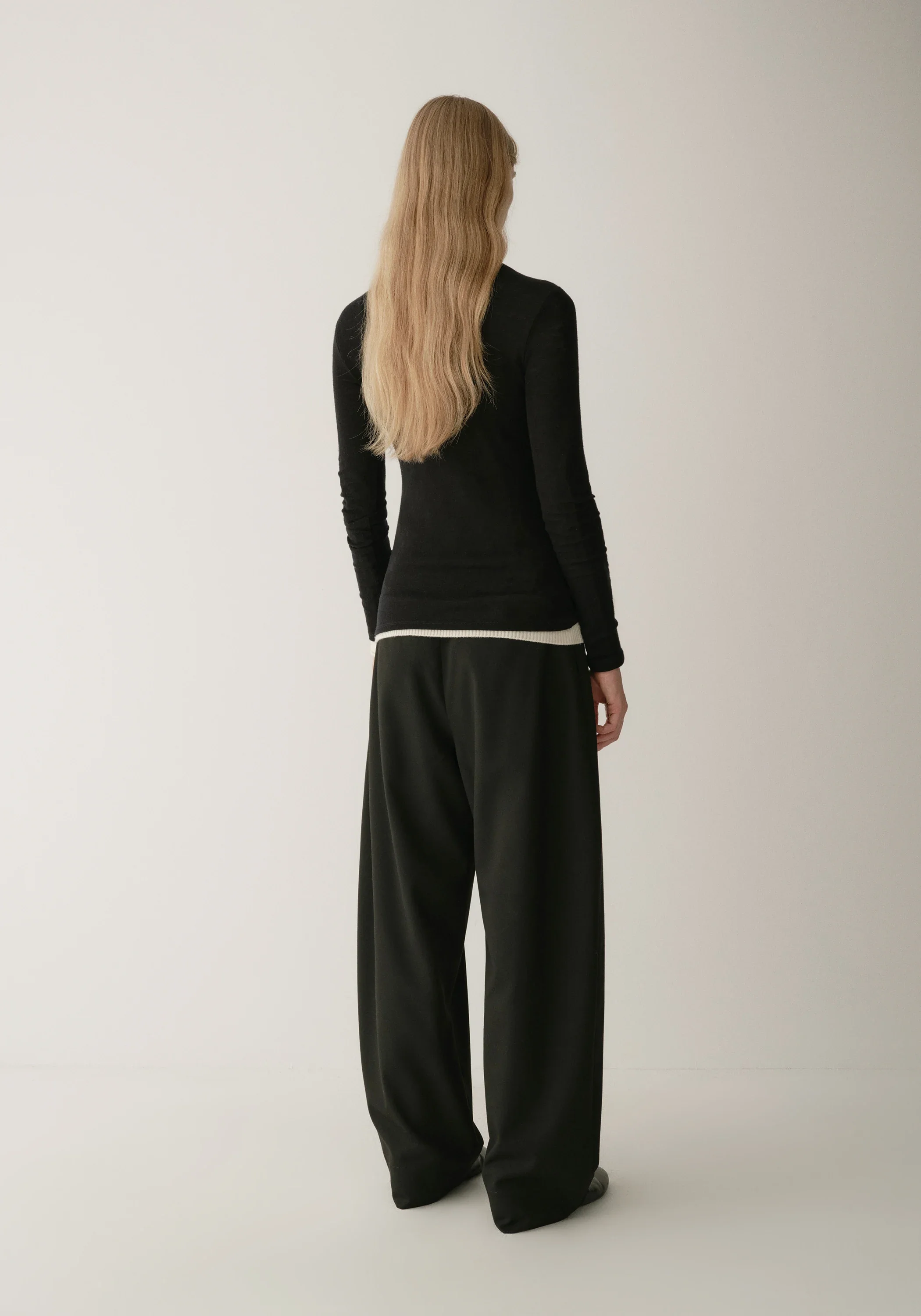 Waistband-Free Curved Pants - Image 6