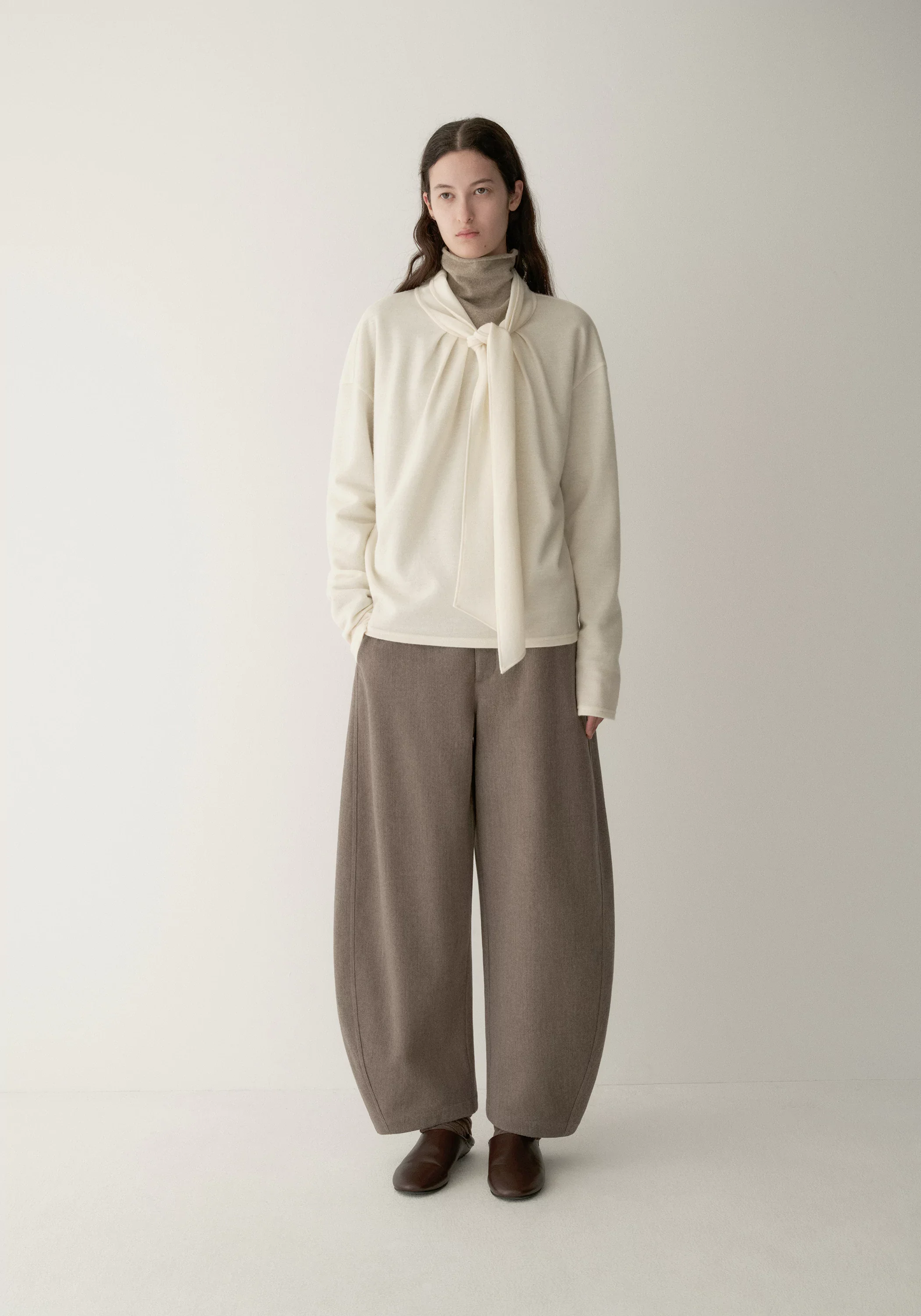 Elastic-waist Curved Cropped Pants - Image 10