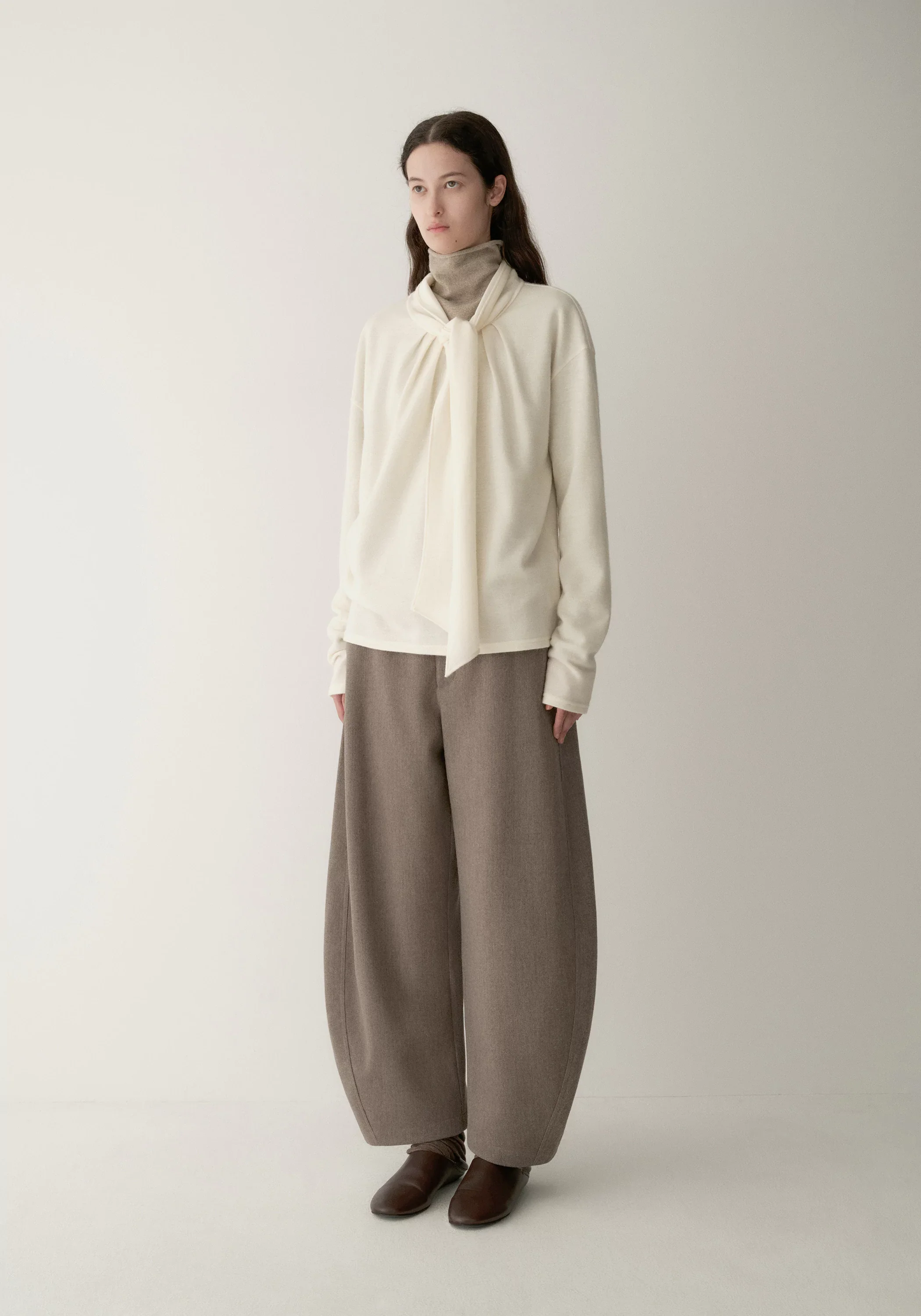 Elastic-waist Curved Cropped Pants - Image 11