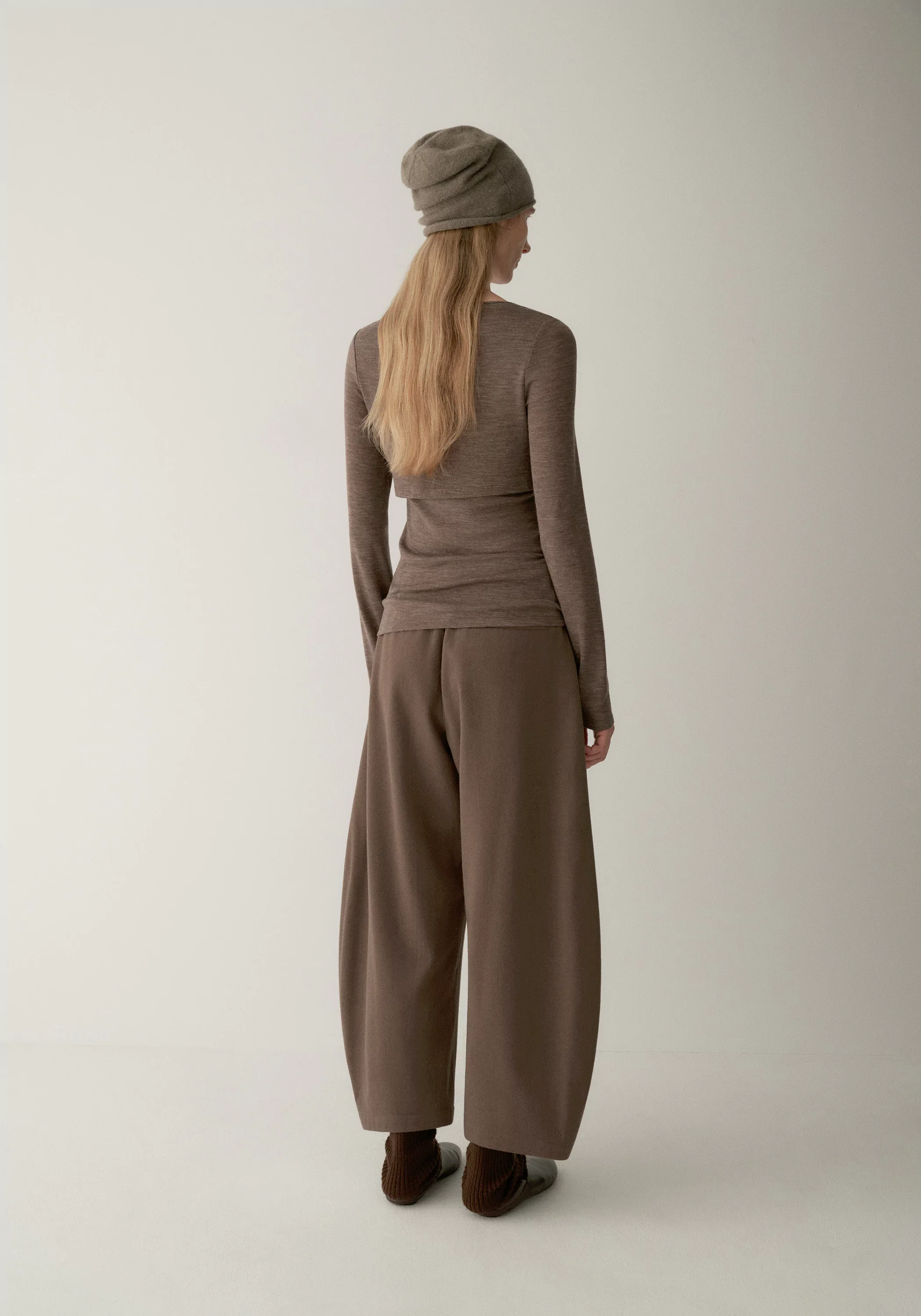 Elastic-waist Curved Cropped Pants - Image 16