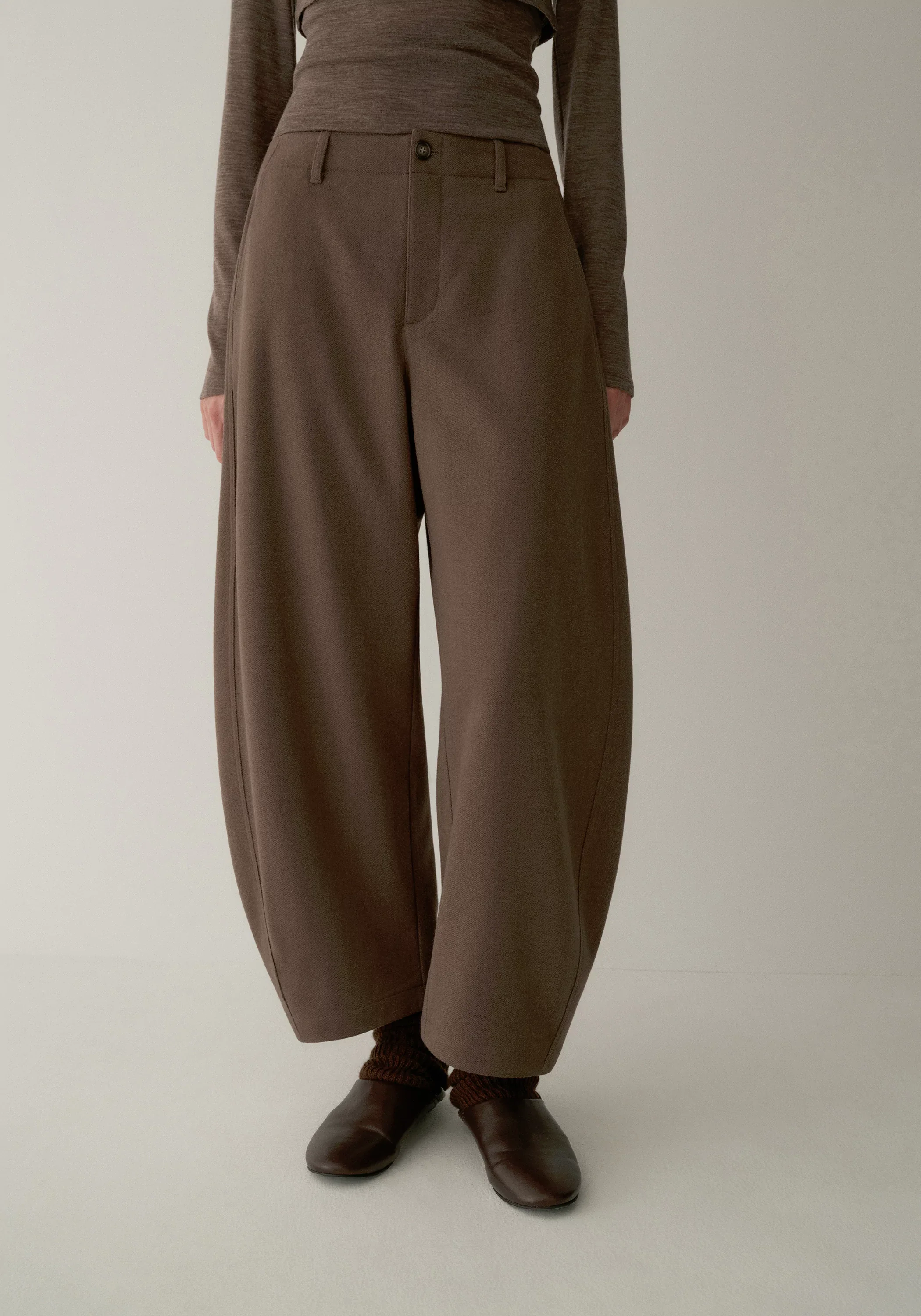 Elastic-waist Curved Cropped Pants - Image 17