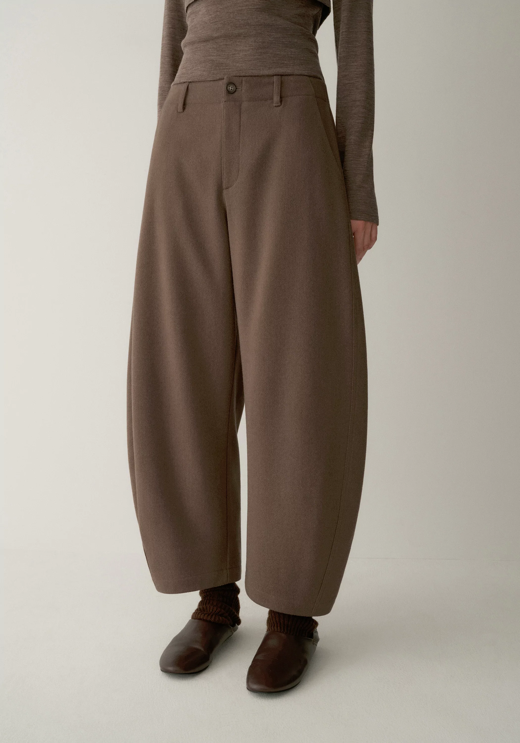Elastic-waist Curved Cropped Pants - Image 18