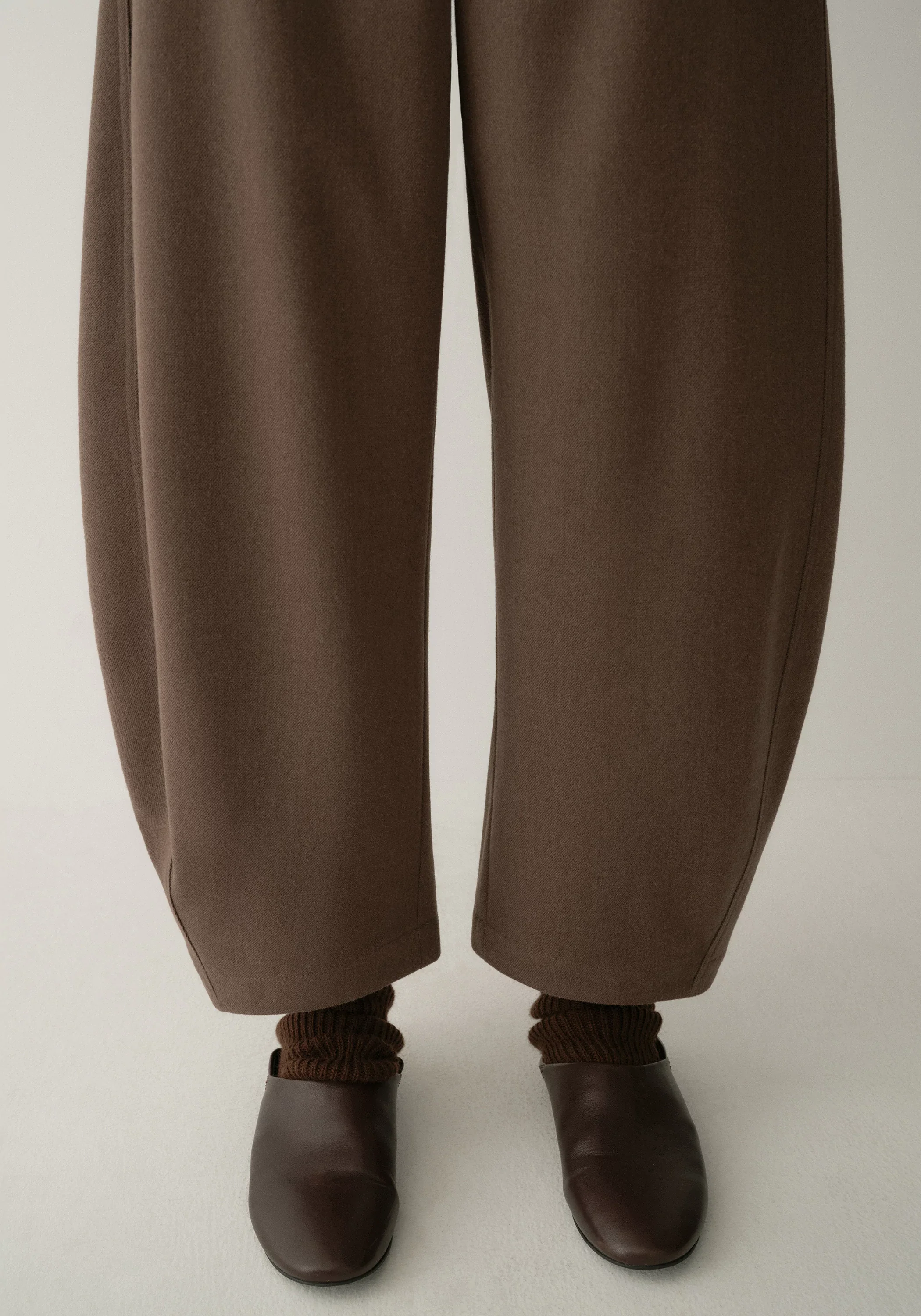 Elastic-waist Curved Cropped Pants - Image 23