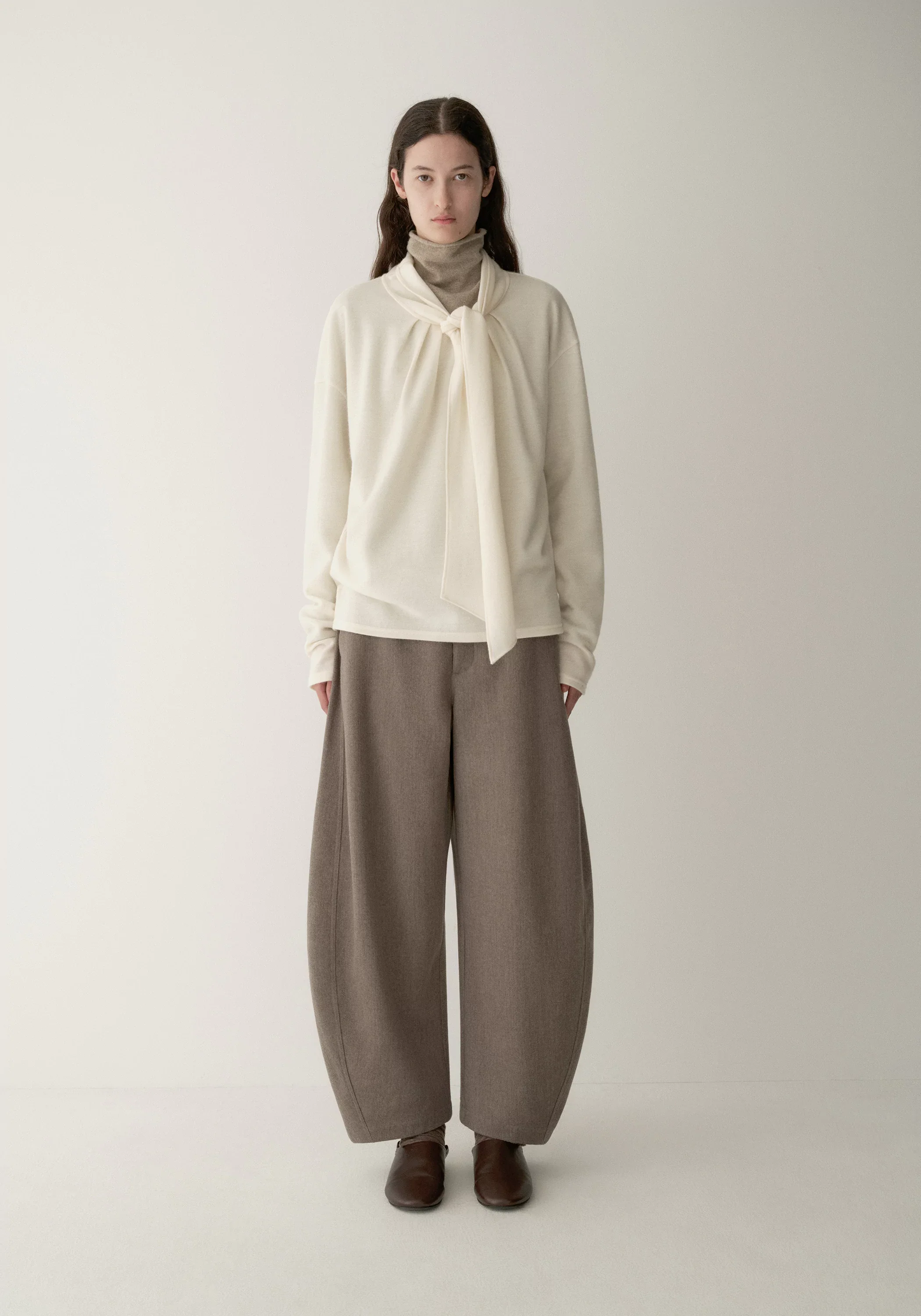 Elastic-waist Curved Cropped Pants - Image 3